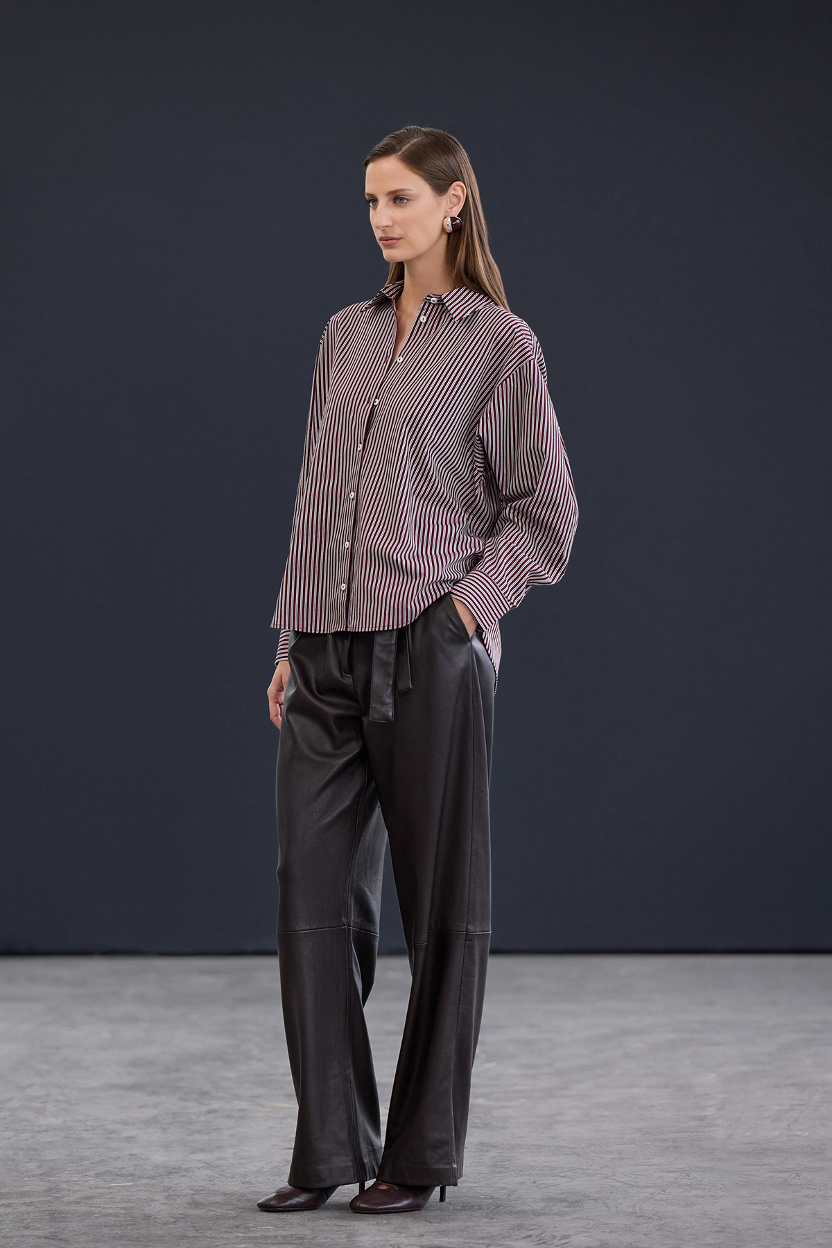 Trendyolmilla  Trendyol Studio Bordo-Çok Renkli Çizgili Oversize Pamuklu Poplin Gömlek TWOAW26GO00107 - Görsel 3