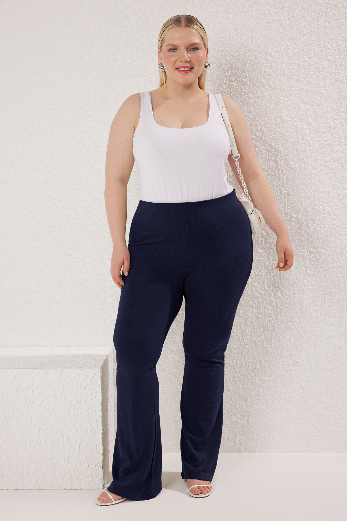 Trendyolmilla  Lacivert İnceltici Yüksek Bel Flare/İspanyol Paça Örme Büyük Beden Pantolon TBBSS24AR00033 - Görsel 5