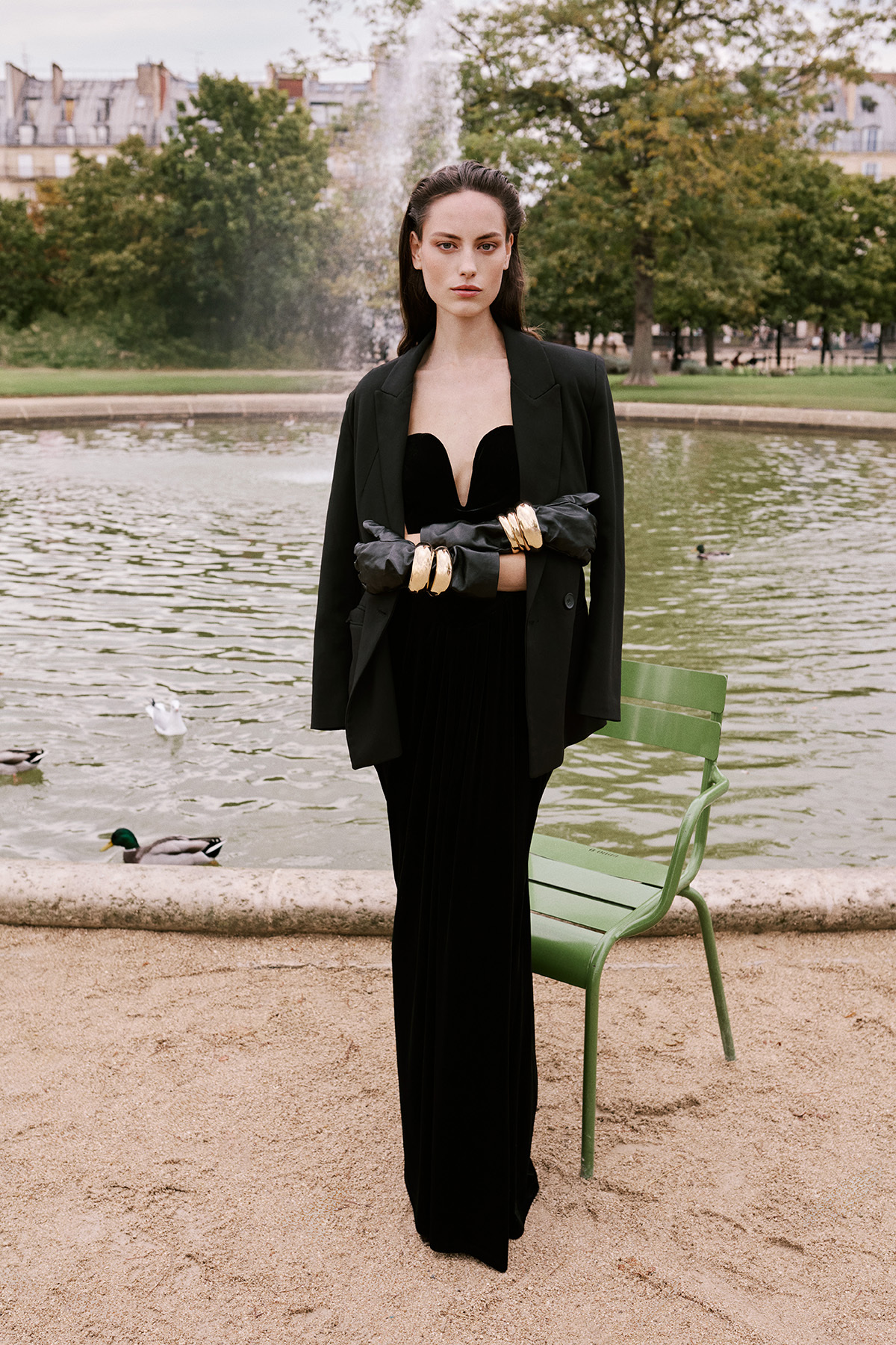 Trendyol Collection Limited Edition Czarna aksamitna suknia wieczorowa z dekoltem w kształcie serca i suknia na studniówkę TPRAW26AE00006