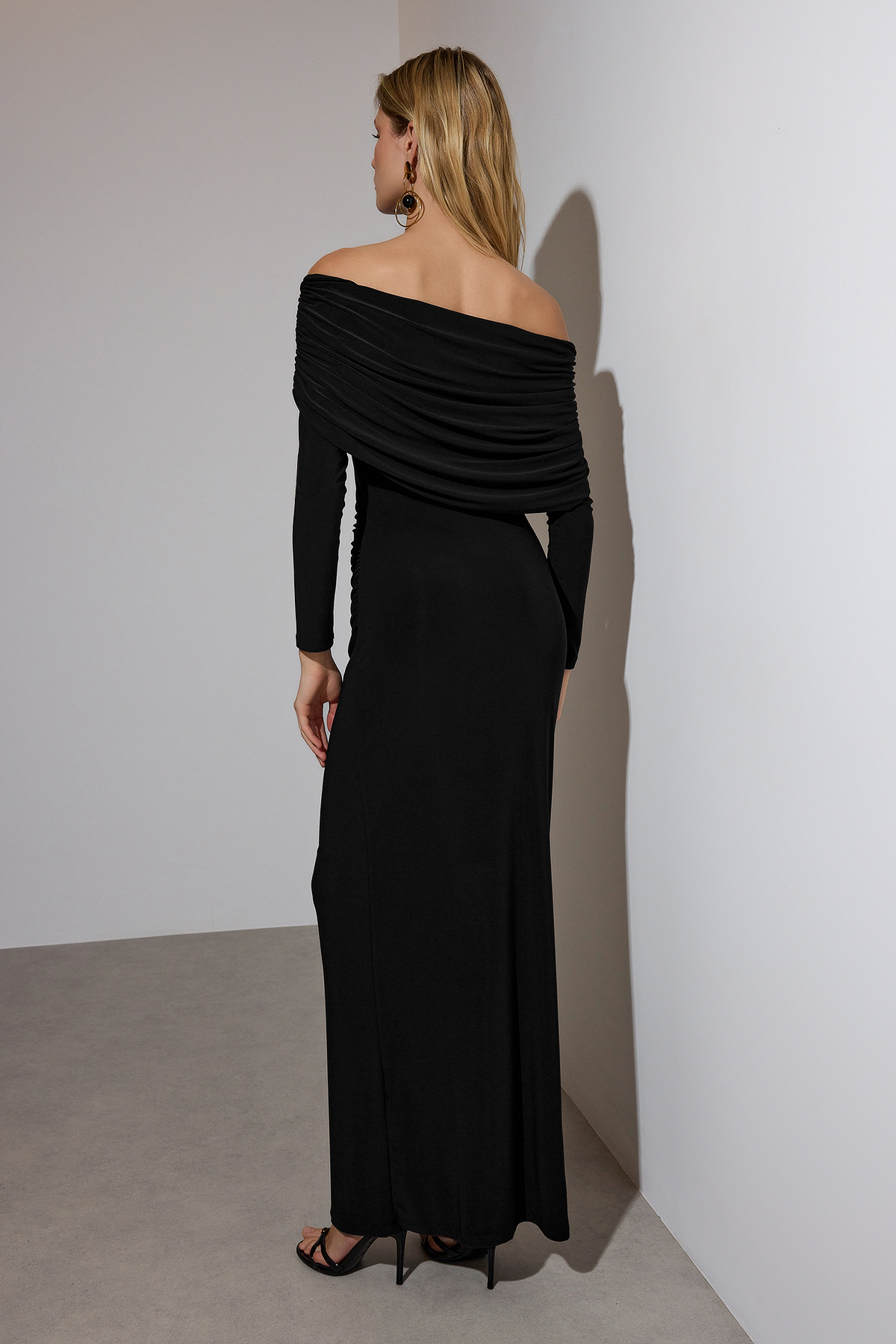 Trendyolmilla  Siyah Büzgülü Carmen Yaka Esnek Maxi Örme Elbise TWOAW26EL00112 - Görsel 5