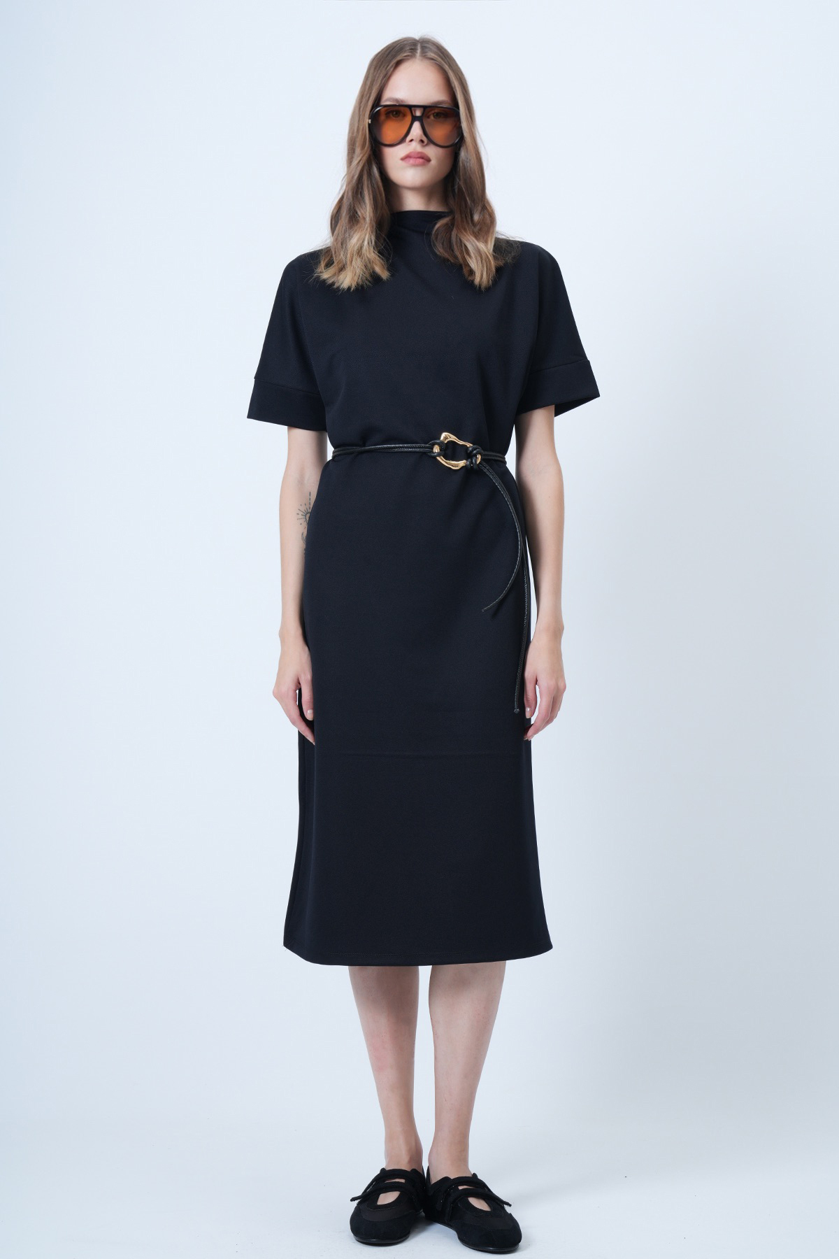 Trend Alaçatı Stili  Kadın Siyah Dik Yaka Kısa Kollu Kemerli Midi Boy Örme Elbise ALC-X14634 - Görsel 5