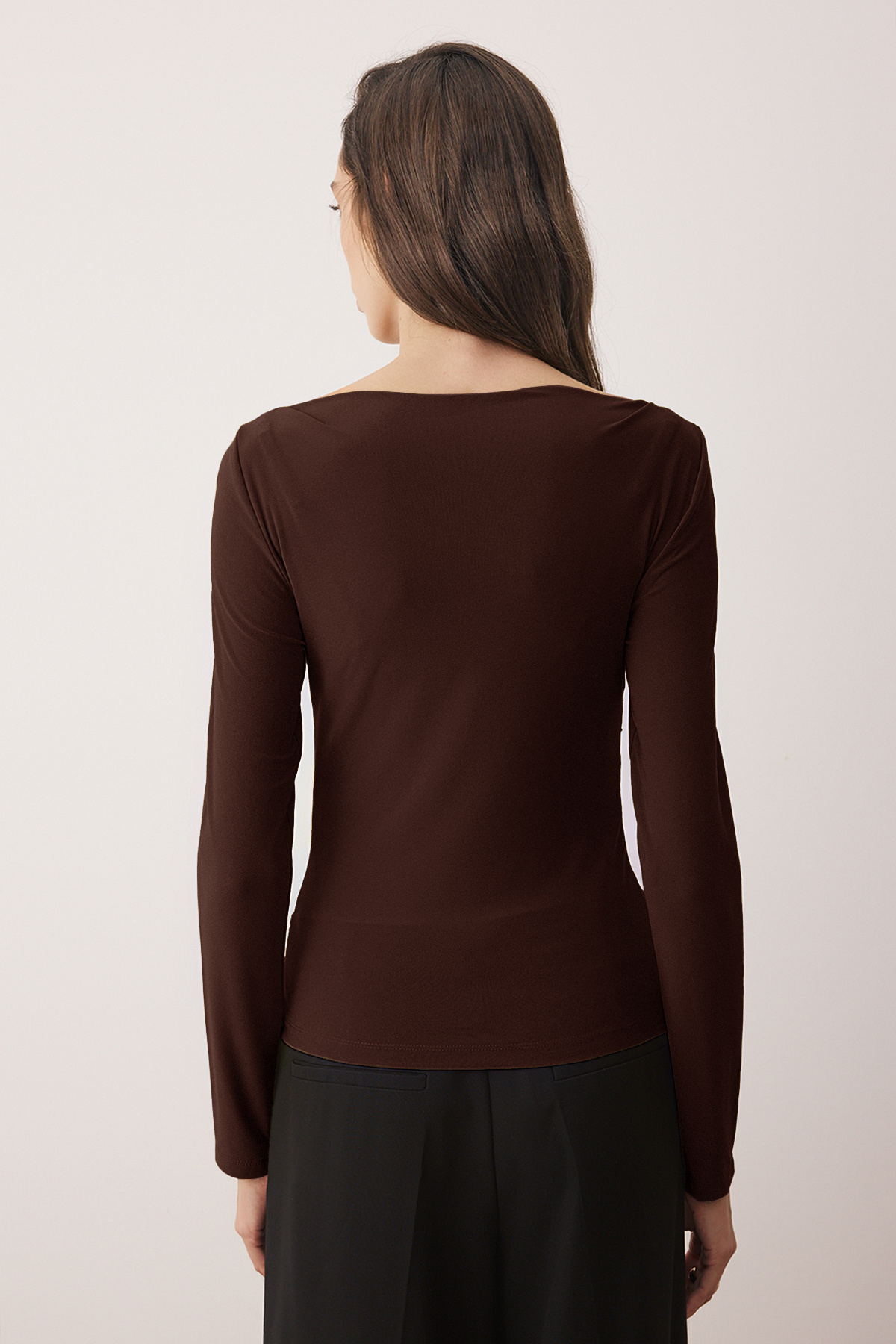 Trendyol Collection Braune, drapierte, figurbetonte, dehnbare Strickbluse mit U-Boot-Ausschnitt TWOAW25BZ00109