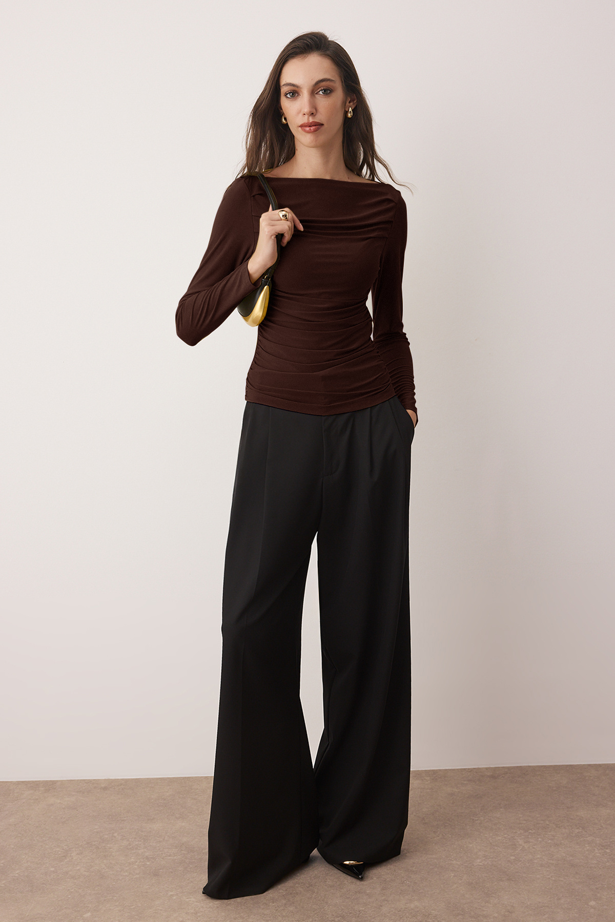 Trendyol Collection Braune, drapierte, figurbetonte, dehnbare Strickbluse mit U-Boot-Ausschnitt TWOAW25BZ00109