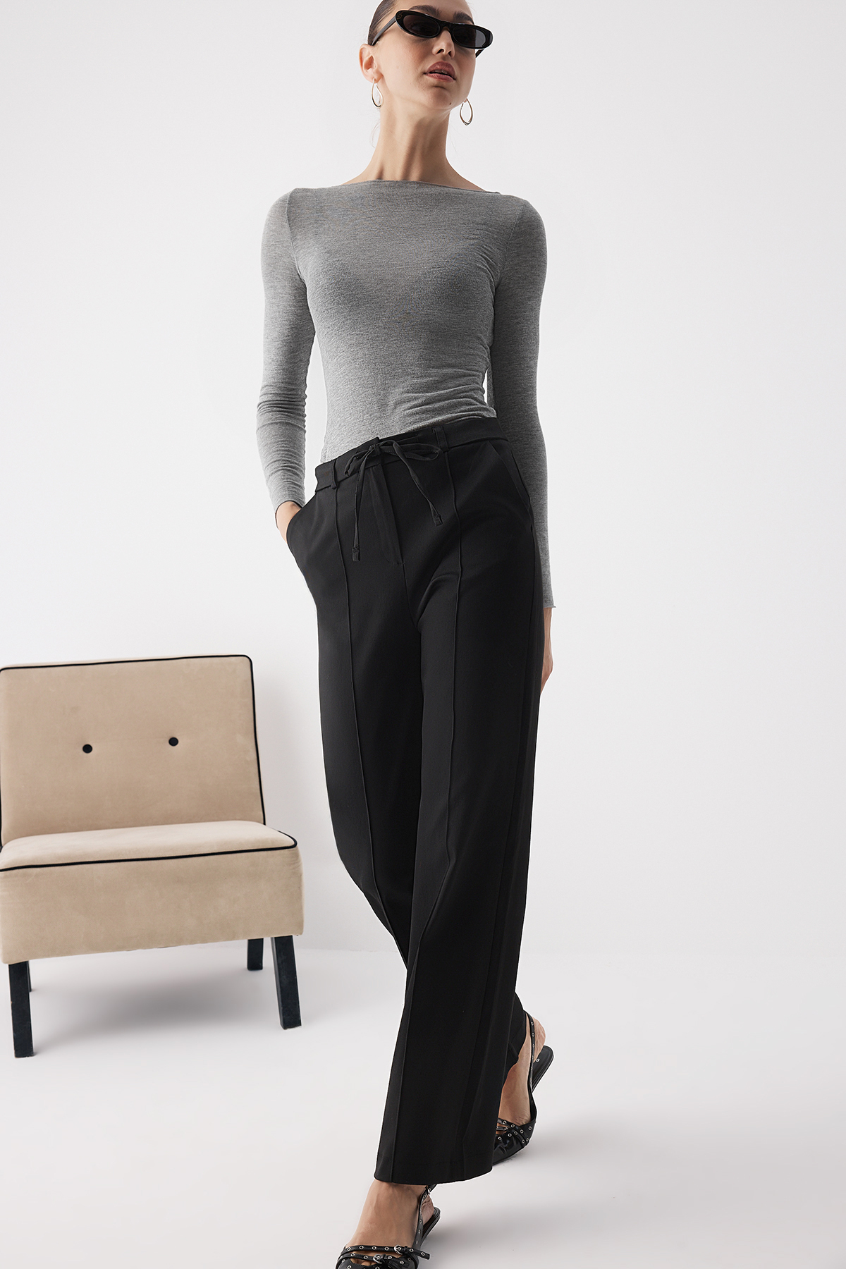 Trendyolmilla  Wardrobe Essentials Siyah Bağcıklı Kışlık Tuşeli Rahat Kumaş Geniş Paça Pantolon | TWOAW26PL00012 - Görsel 3