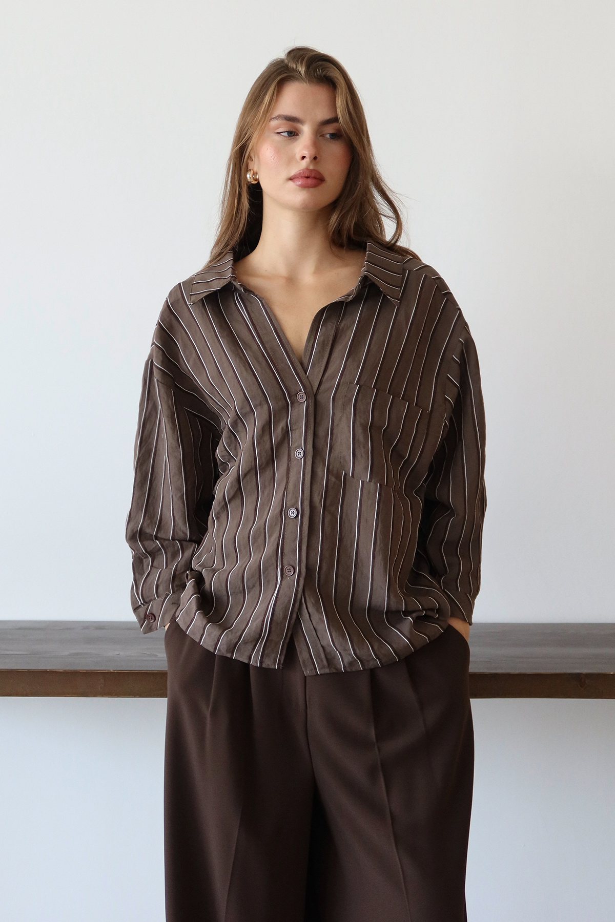 Trendyol Collection Brązowa koszula oversize/szeroki krój w paski TWOAW26GO00083