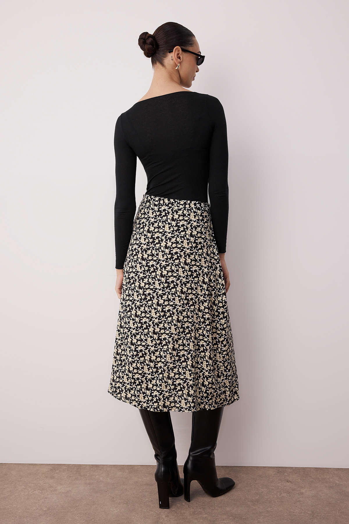 Trendyolmilla  Siyah Yırtmaç Detaylı Çiçek Desenli Viskon Kumaşlı Midi Dokuma Etek TWOSS20ET0230 - Görsel 9