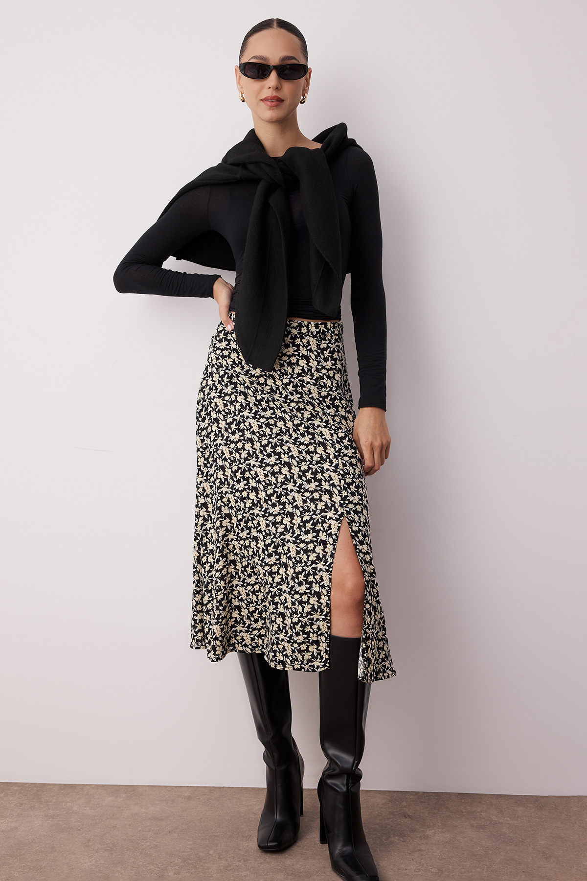 Trendyolmilla  Siyah Yırtmaç Detaylı Çiçek Desenli Viskon Kumaşlı Midi Dokuma Etek TWOSS20ET0230 - Görsel 6