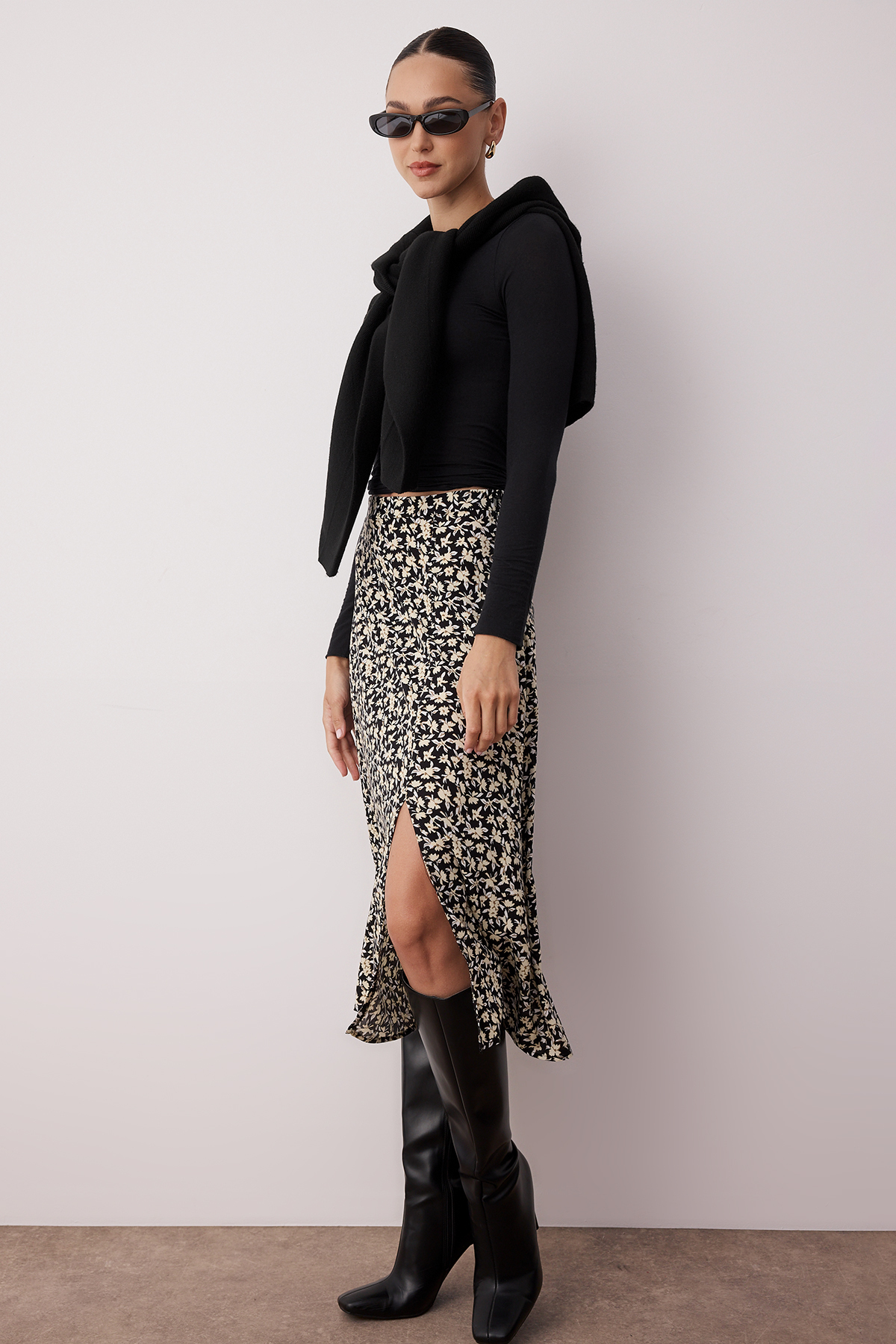 Trendyolmilla  Siyah Yırtmaç Detaylı Çiçek Desenli Viskon Kumaşlı Midi Dokuma Etek TWOSS20ET0230 - Görsel 7