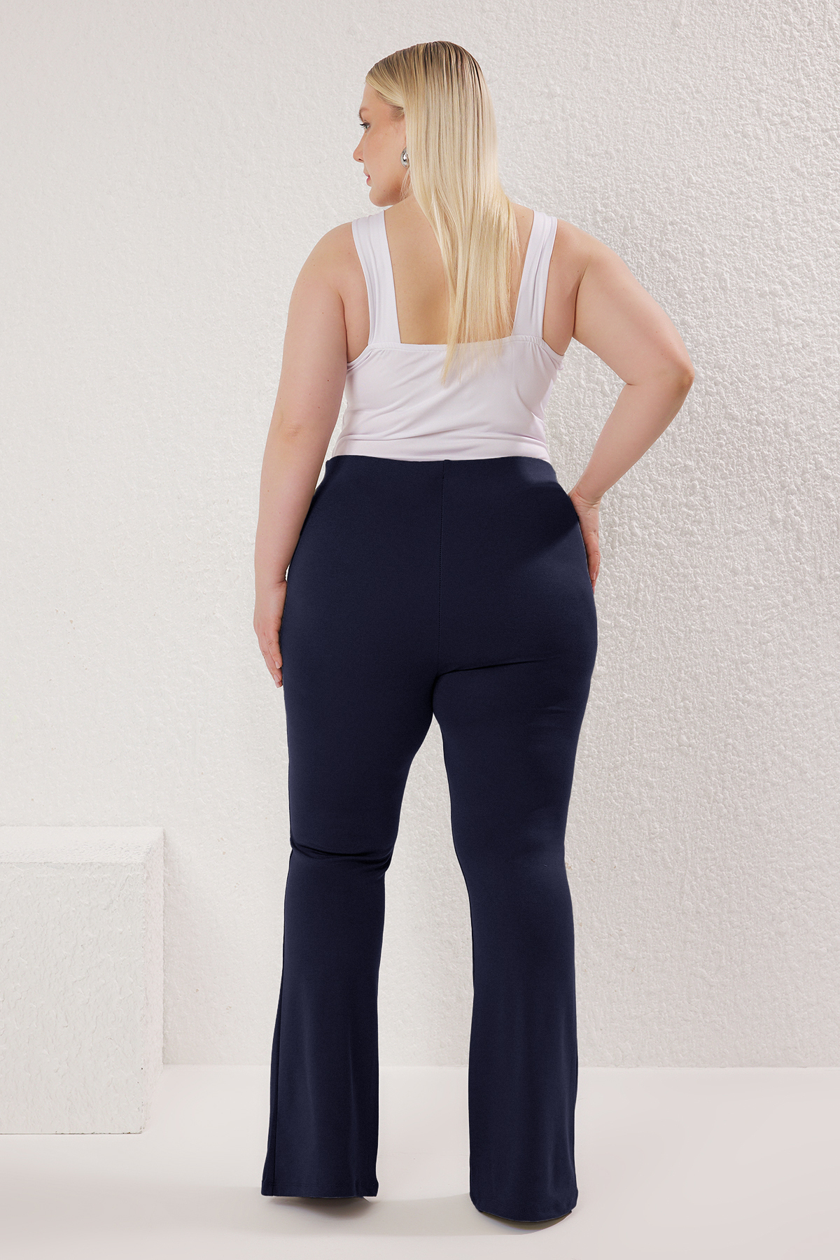 Trendyolmilla  Lacivert İnceltici Yüksek Bel Flare/İspanyol Paça Örme Büyük Beden Pantolon TBBSS24AR00033 - Görsel 8