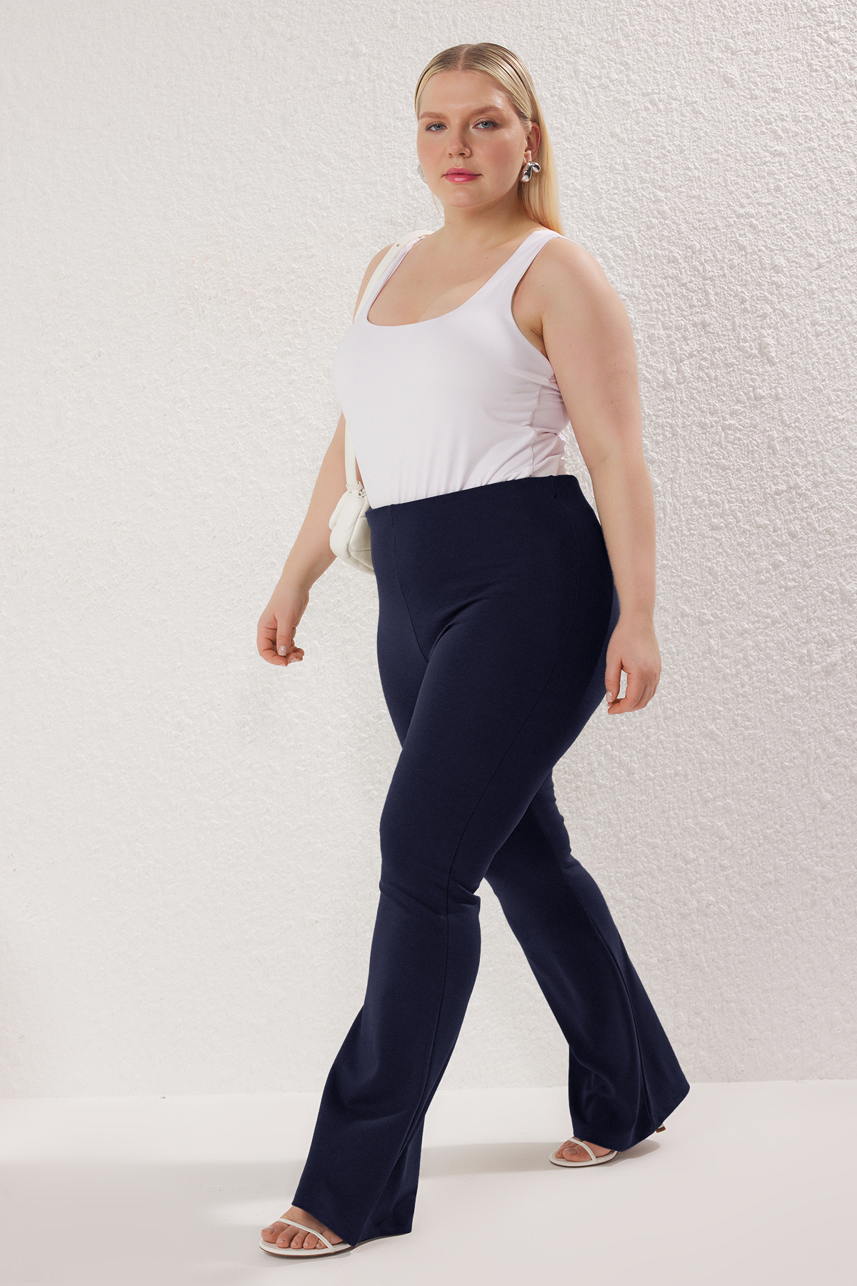 Trendyolmilla  Lacivert İnceltici Yüksek Bel Flare/İspanyol Paça Örme Büyük Beden Pantolon TBBSS24AR00033 - Görsel 6