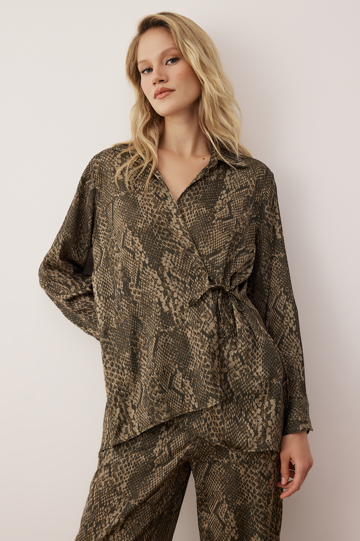 Trendyolmilla  Vücut Seçmeyen Çok Renkli Animal Desenli Dokuma Alt - Üst Takım TWOAW26AU00096 - Görsel 4