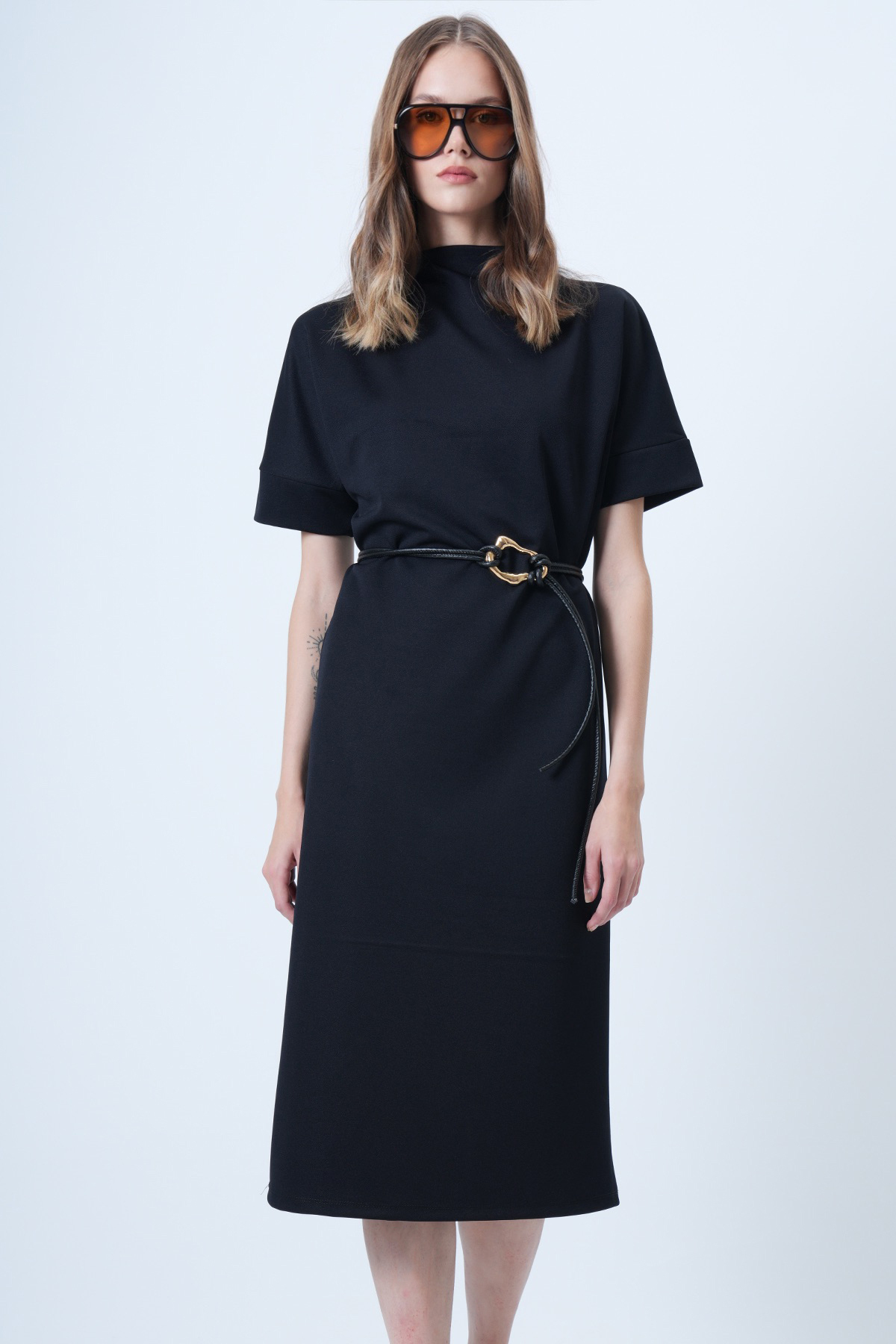 Trend Alaçatı Stili  Kadın Siyah Dik Yaka Kısa Kollu Kemerli Midi Boy Örme Elbise ALC-X14634 - Görsel 3