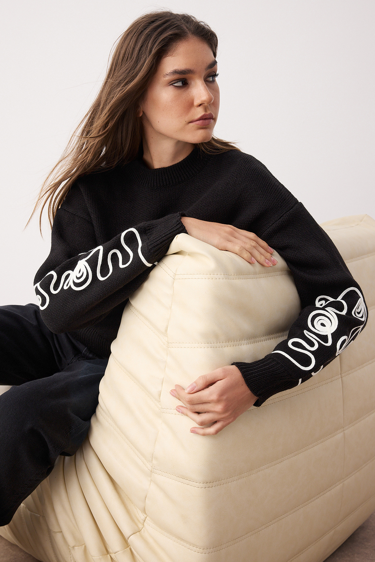 Trendyolmilla Siyah Oversize/Geniş Kalıp Kol İşlemeli Triko Kazak TWOAW26KZ00037