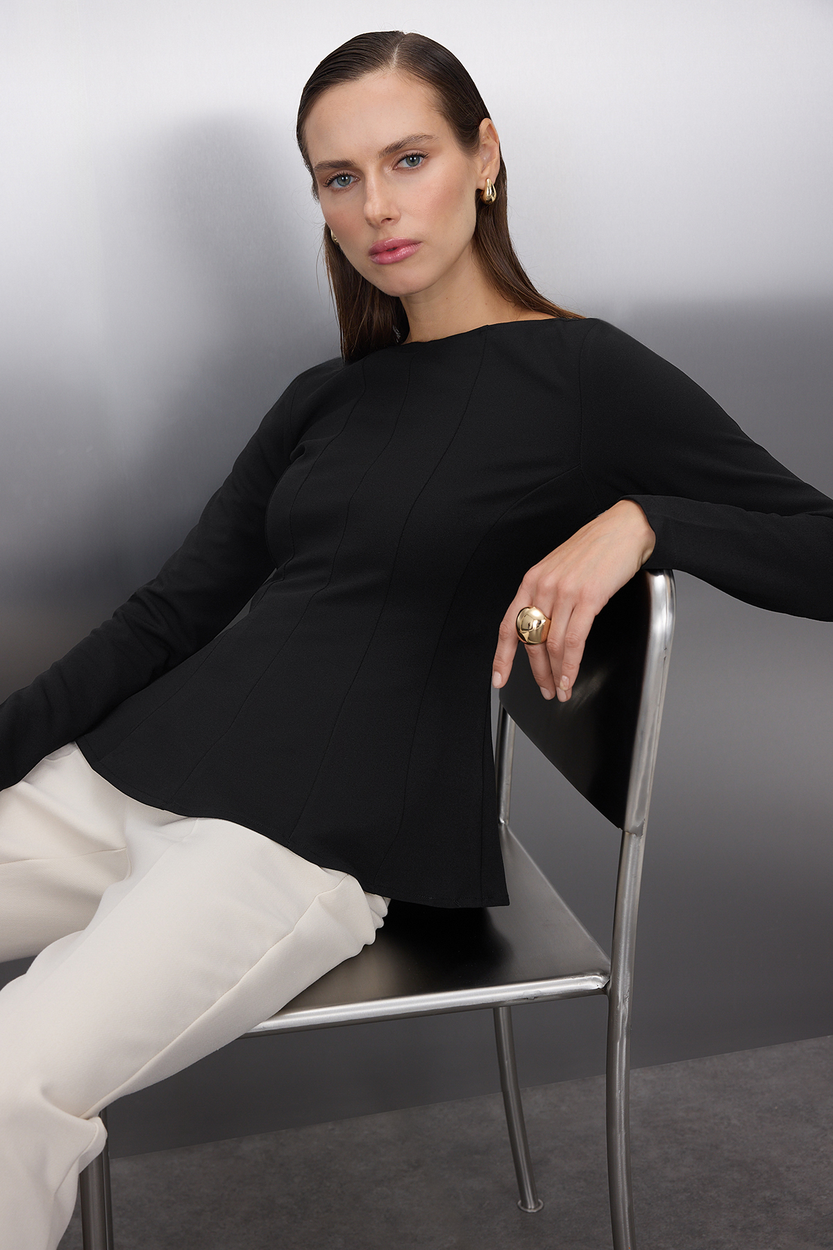 Trendyol Collection Schwarze gestrickte Bluse mit U-Boot-Ausschnitt und Schöß...