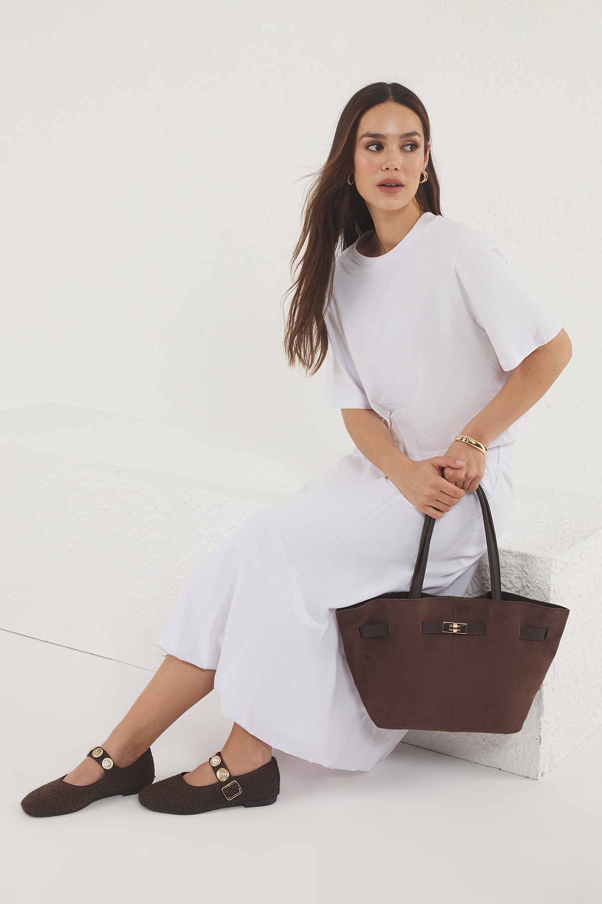 TRENDYOL SHOES Σκούρο καφέ μαλακό σουέτ με λαβή και γυναικεία τσάντα ώμου με χιαστί λουράκι TAKAW25OC00013