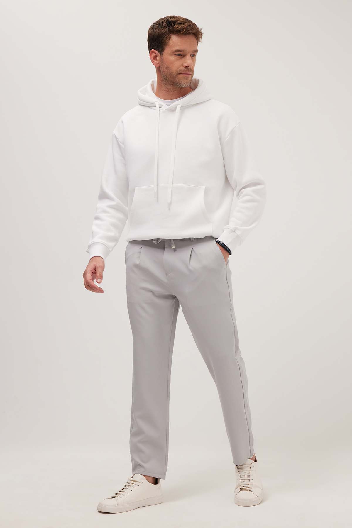 Tudors  Erkek Slim Fit Dar Kesim Lastikli Bel Bağcık Detaylı Pileli Gri Pantolon - Görsel 2