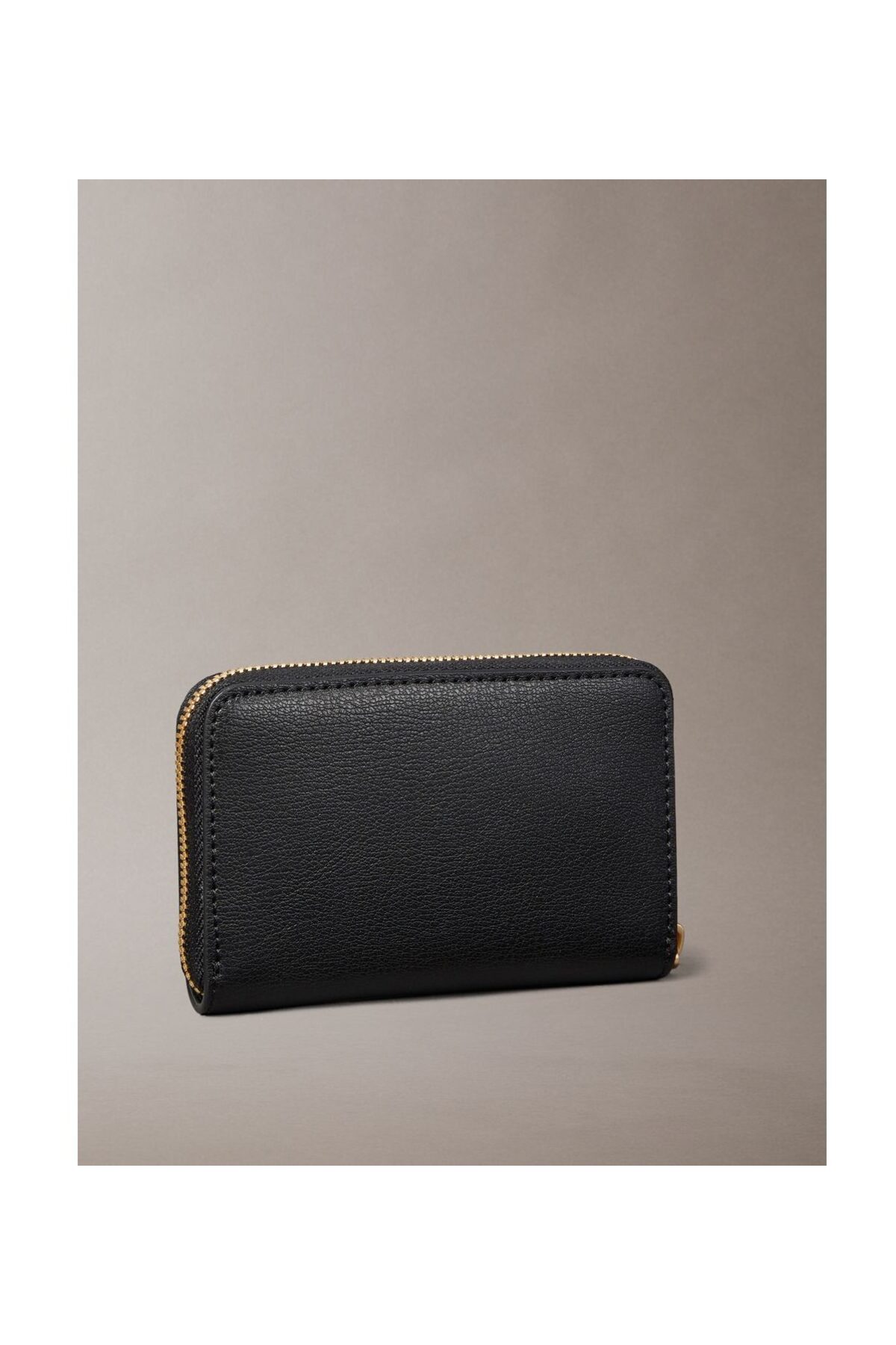 Calvin Klein Černá dámská peněženka se zipem a logem z fólie