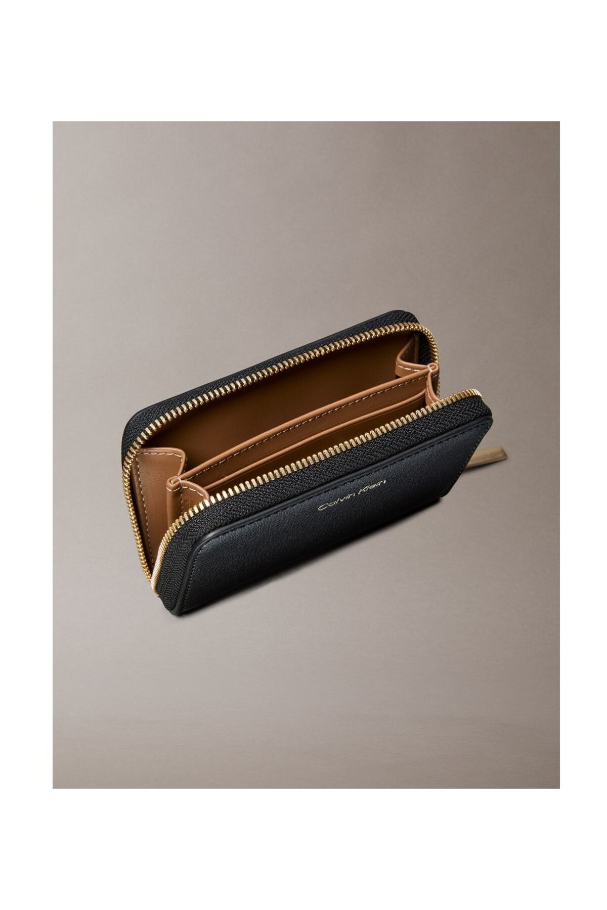 Calvin Klein Černá dámská peněženka se zipem a logem z fólie