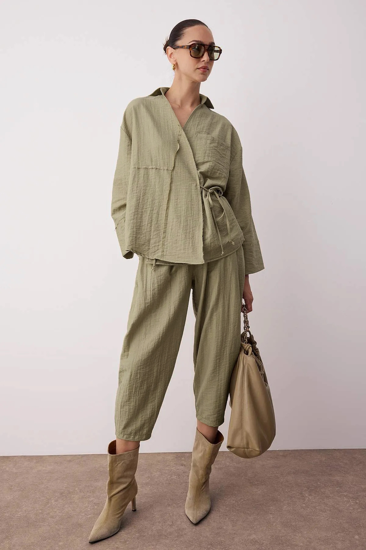 Trendyol Collection Spodnie kimonowe dwurzędowe w kolorze khaki z tkanymi doł...