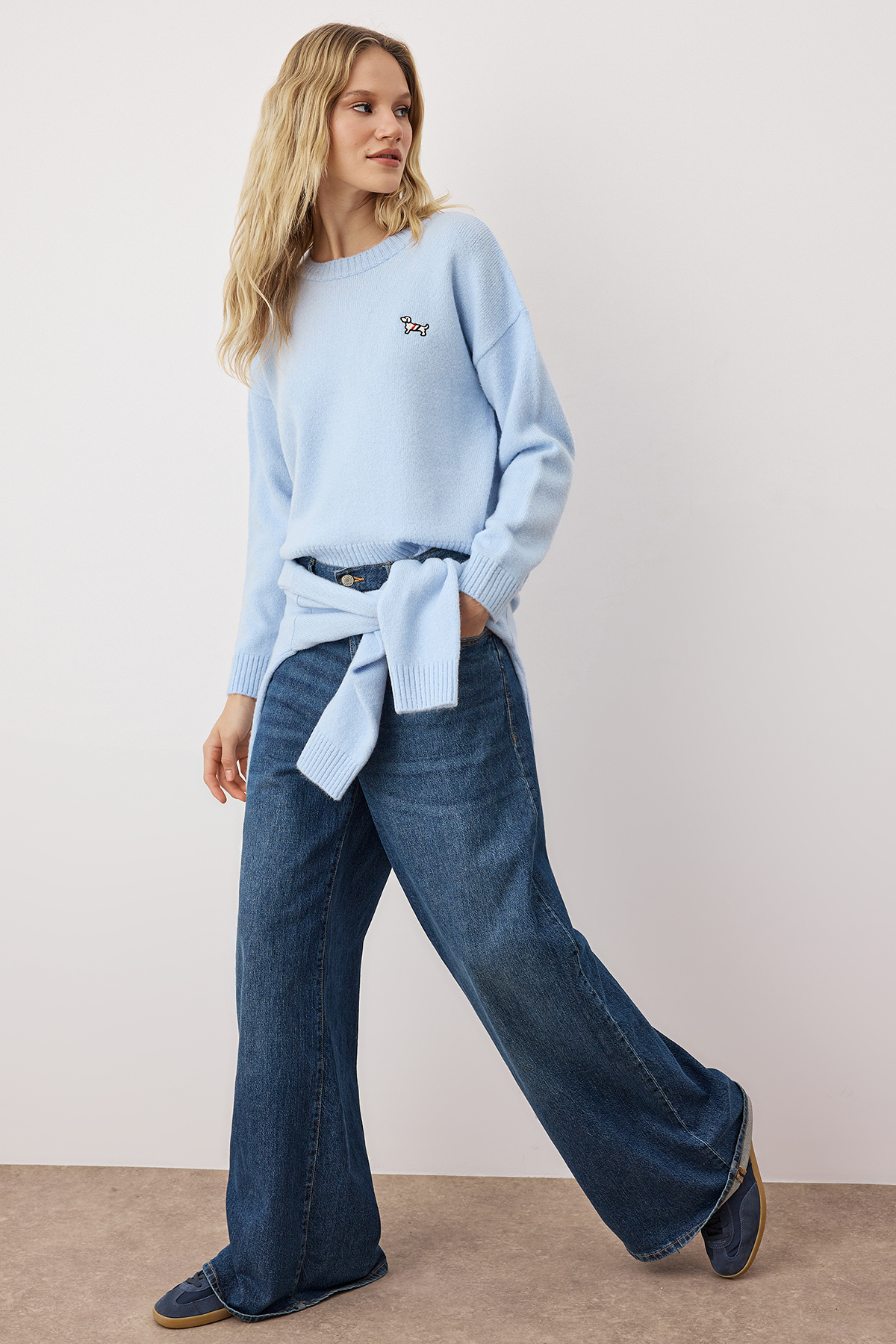 Trendyolmilla  Mavi Yumuşak Dokulu Köpek Nakışlı Bisiklet Yaka Triko Kazak TWOAW26KZ00257 - Görsel 2