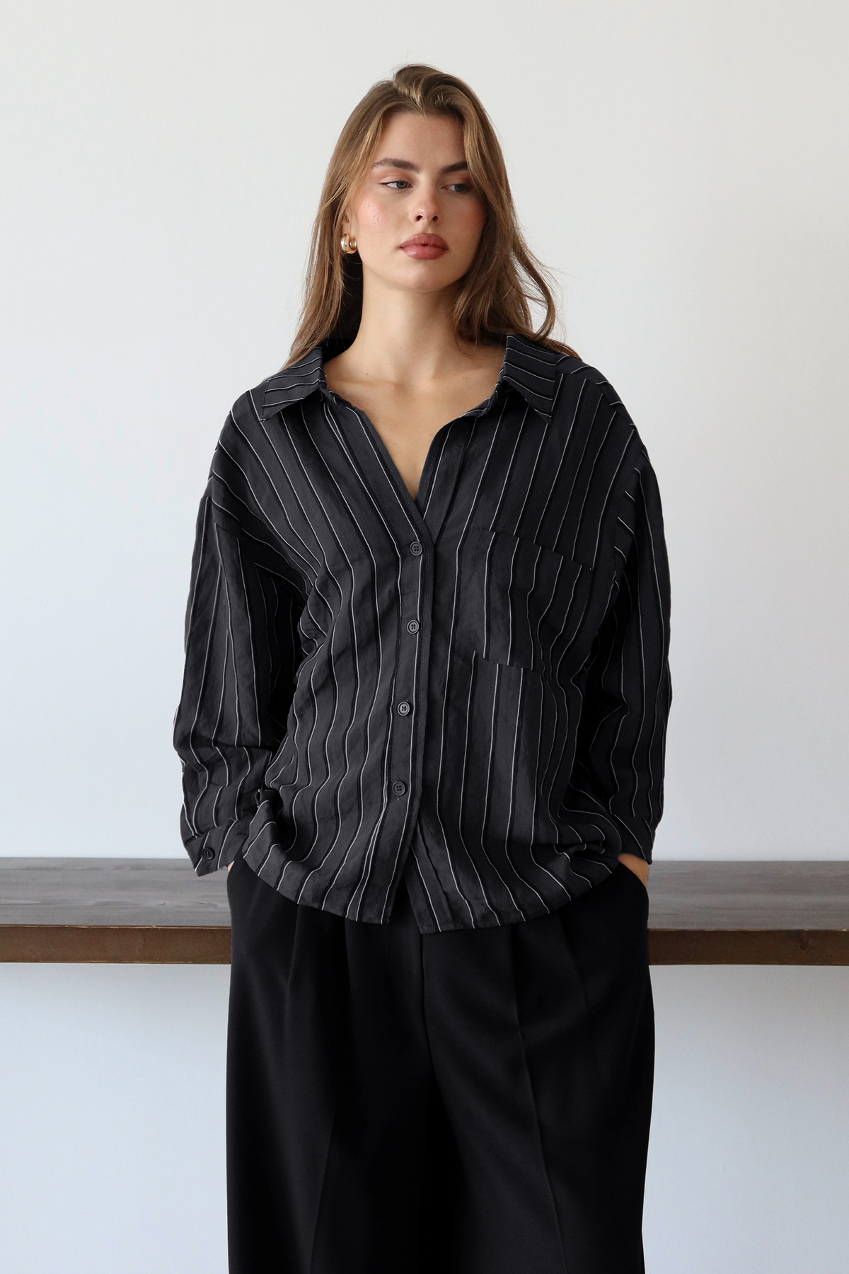 Trendyolmilla  Siyah Çizgili Oversize/Geniş Kalıp Dokulu Gömlek TWOAW26GO00083 - Görsel 2