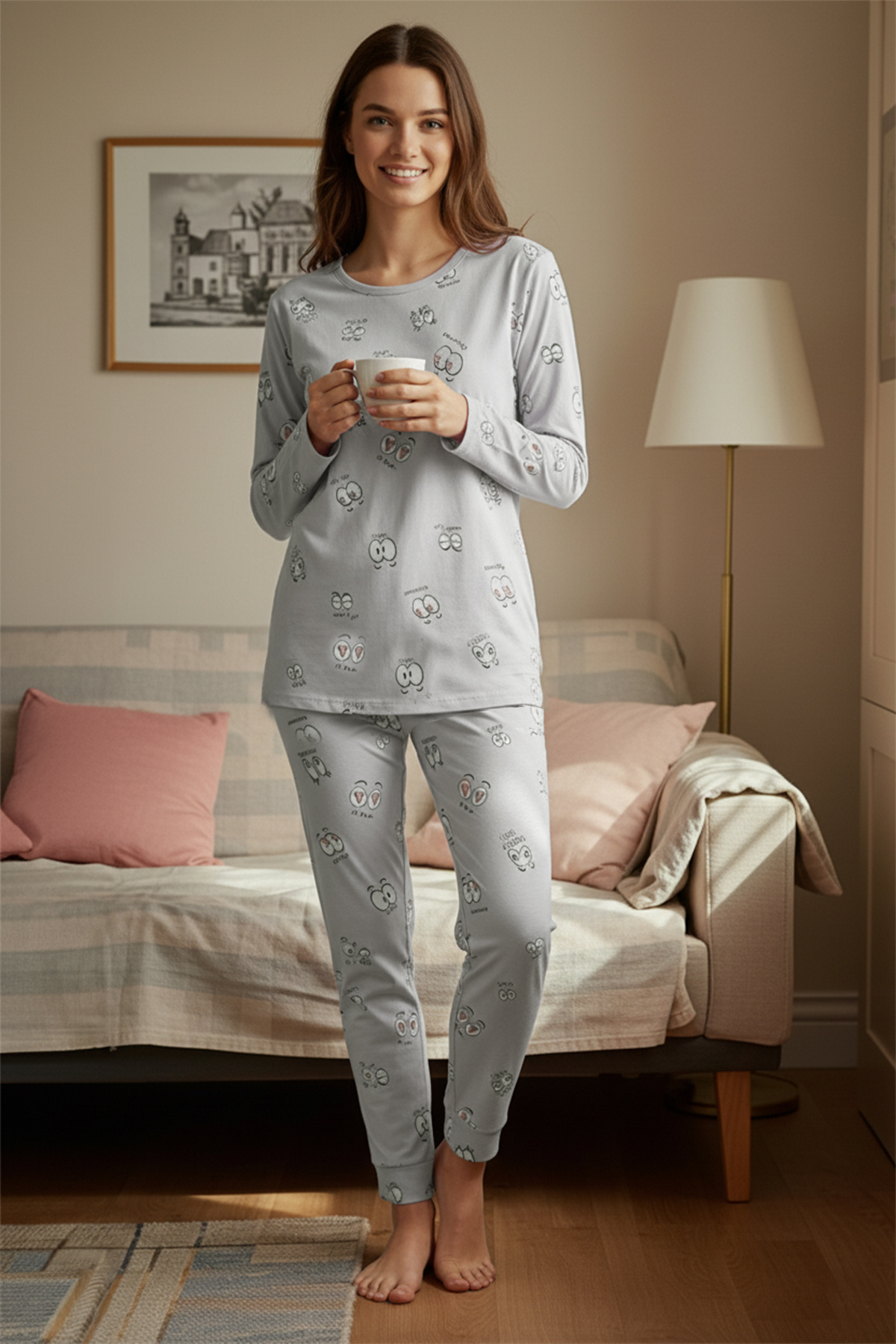 Trendyol Collection Komplet piżamy Gray Eye Patterned składający się z koszulki i spodni dresowych ze 100% bawełny - THMAW22PT0270