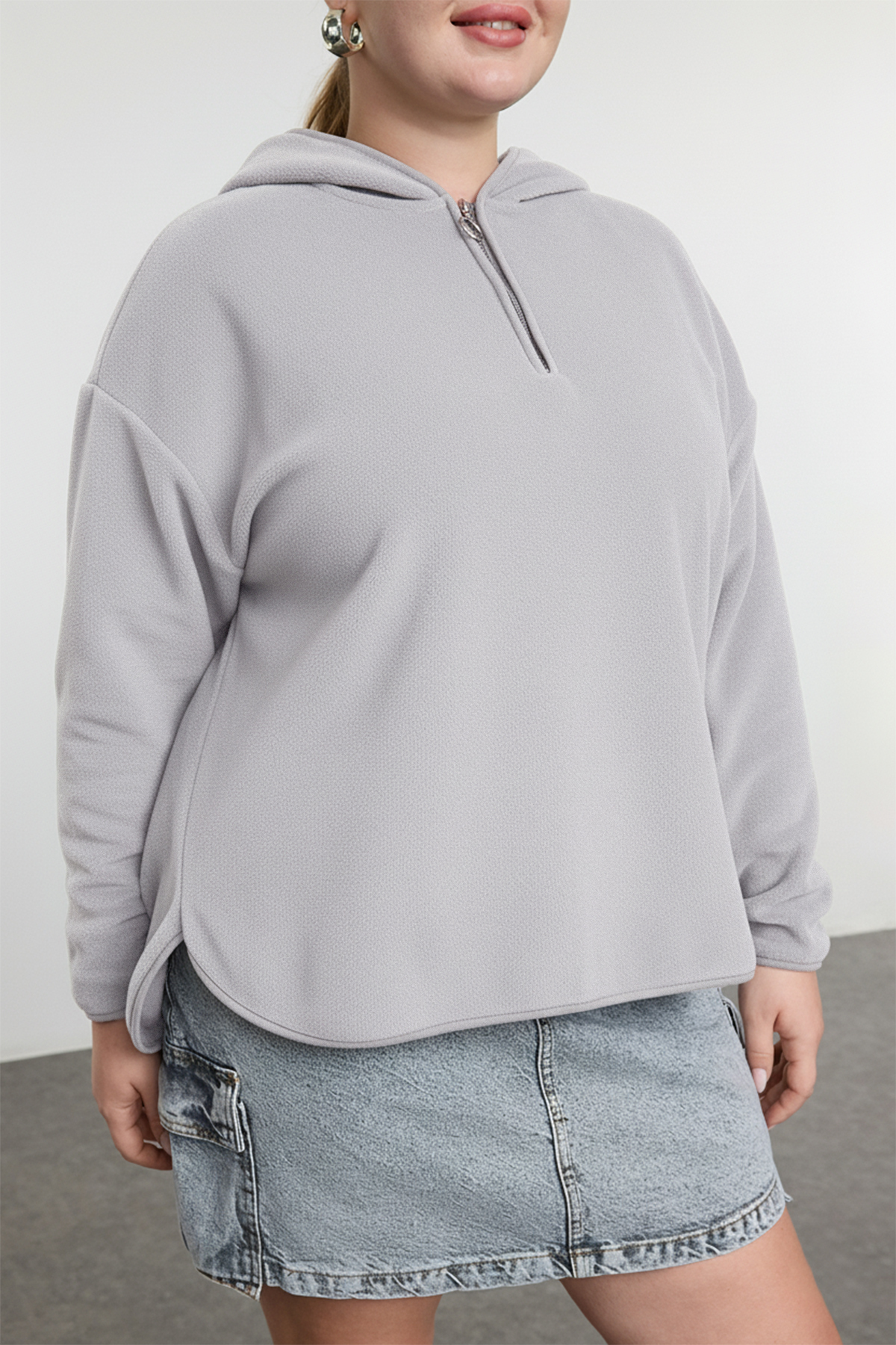 سويشرت زنانه سايز بزرگ کلاه‌دار و زيپ‌دار از جنس پشم ضخيم خاکستري trendyolmilla 