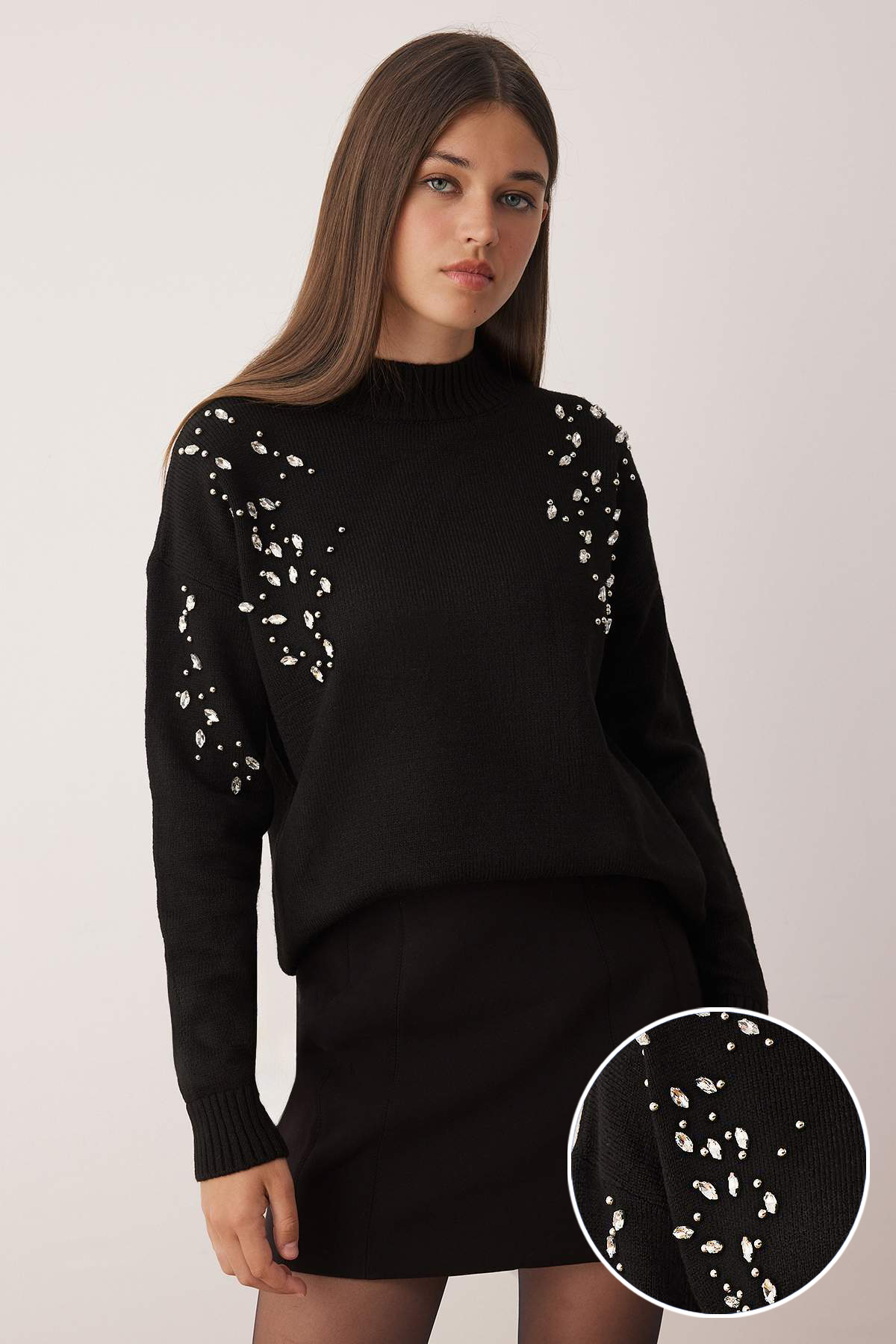 Trendyol Collection Schwarzer, weicher, strukturierter, breiter, mit Steinen bestickter Strickpullover TWOAW26KZ00144