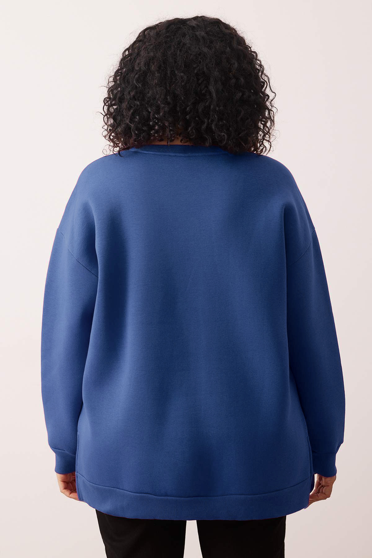 Trendyol Curve Indigo vastag polár belső résszel, hasítékkal, túlméretezett/bő szabású kötött nagyméretű pulóver TBBAW24AO00003