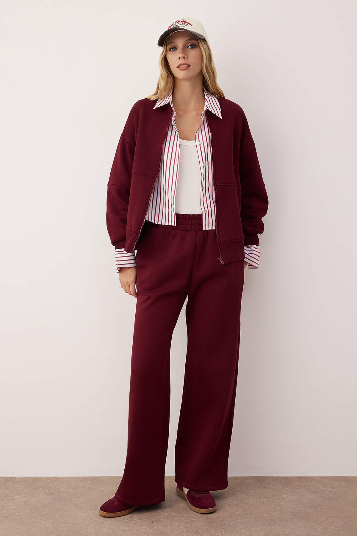 Trendyol Collection Burgunderfarbenes Oversize/Wide-Fit-Strick-Trainingsanzug-Set mit Reißverschluss und dickem Fleece-Innenfutter TWOAW25EM00001