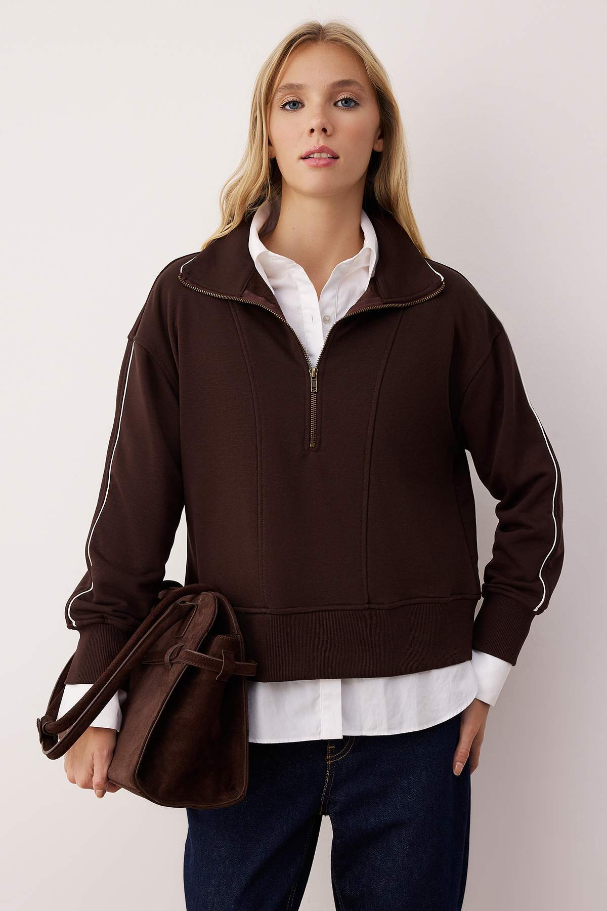 Trendyolmilla  Kahverengi Fermuarlı Polo Yaka Şerit Detaylı Regular/Normal Kesim Örme Sweatshirt TWOAW26SW00034 - Görsel 3