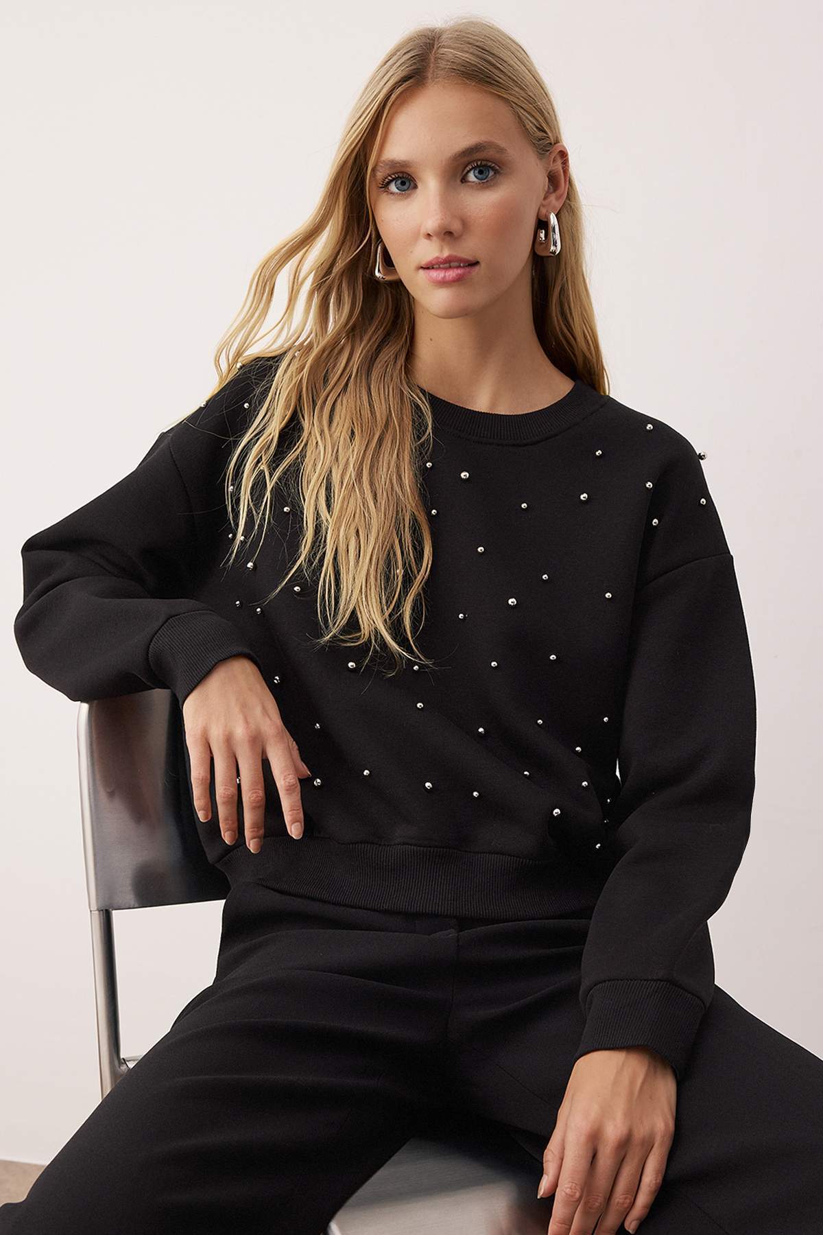 Trendyol Collection Schwarzes Stone Akseusar-Sweatshirt mit Rundhalsausschnit...