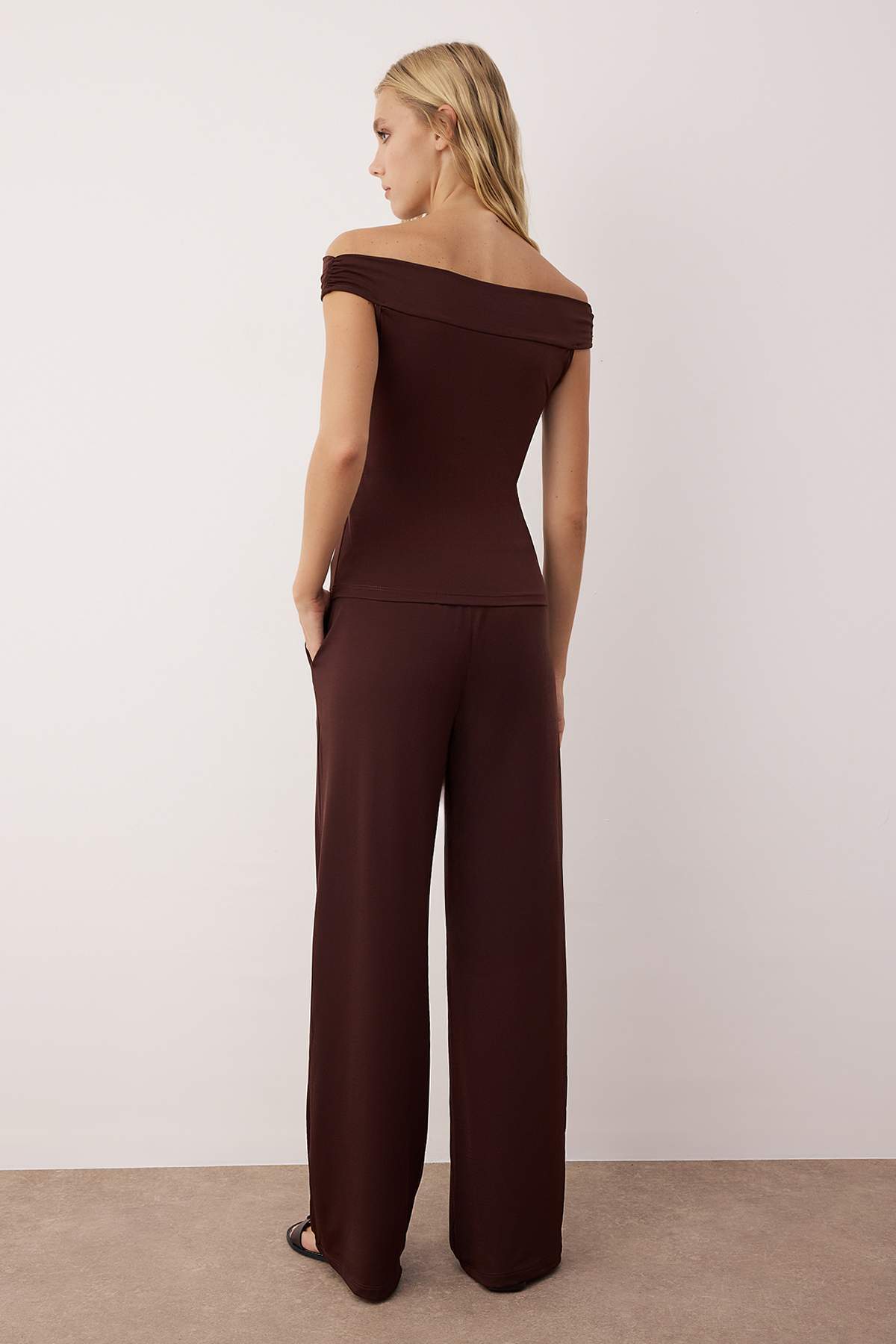 Trendyolmilla  Kahverengi Carmen Yaka Esnek Örme Bluz/Pantolon Alt-Üst Takım TWOSS24AU00035 - Görsel 4