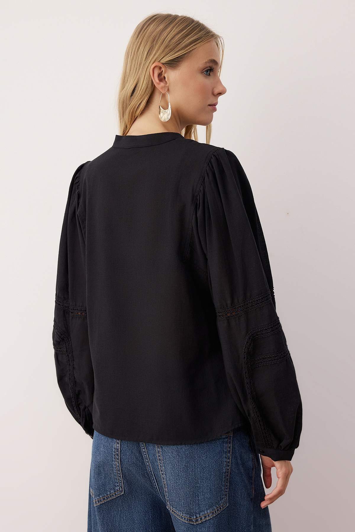 Trendyolmilla  Siyah Kolları Dantel Şerit Detaylı Boho Gömlek TWOAW26GO00068 - Görsel 5