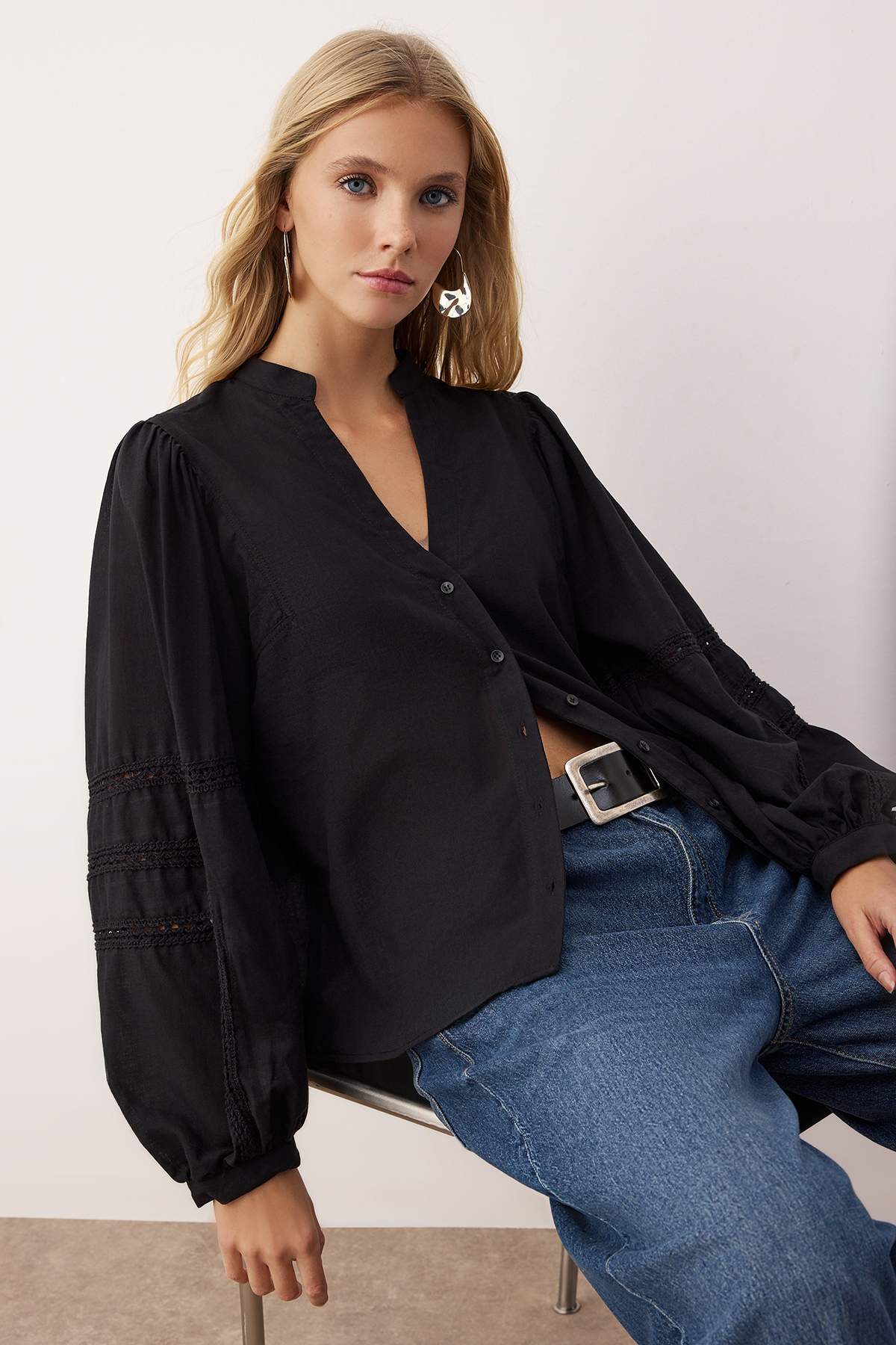 Trendyolmilla  Siyah Kolları Dantel Şerit Detaylı Boho Gömlek TWOAW26GO00068