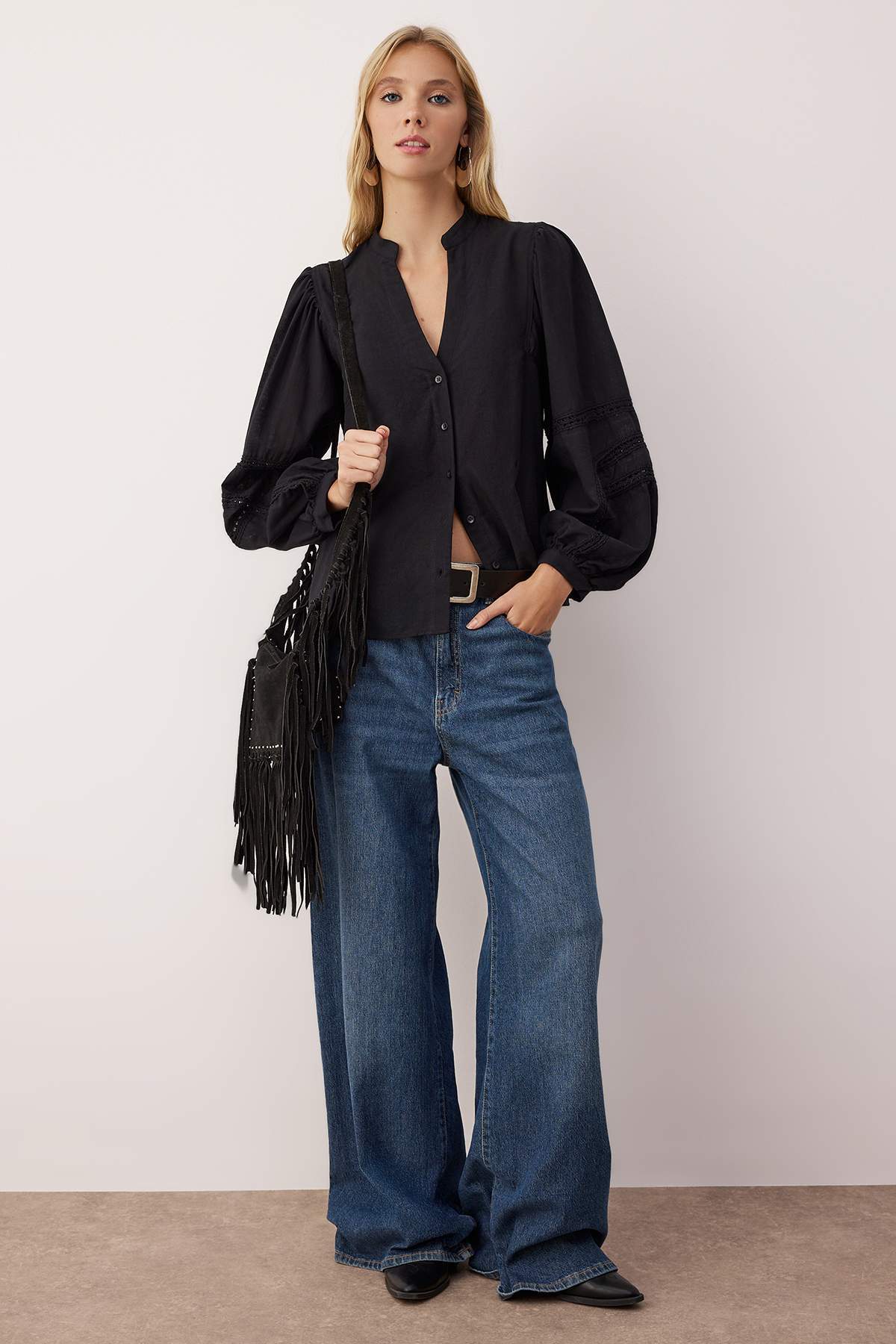 Trendyolmilla  Siyah Kolları Dantel Şerit Detaylı Boho Gömlek TWOAW26GO00068 - Görsel 3