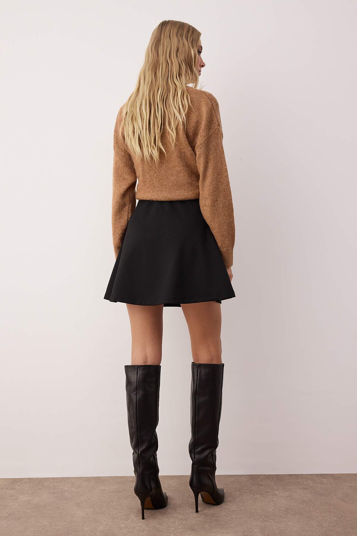 Trendyol Collection Μαύρη Μίνι Πλεκτή Φούστα με κουμπιά σε γραμμή A/Καμπάνα TWOAW26ET00085