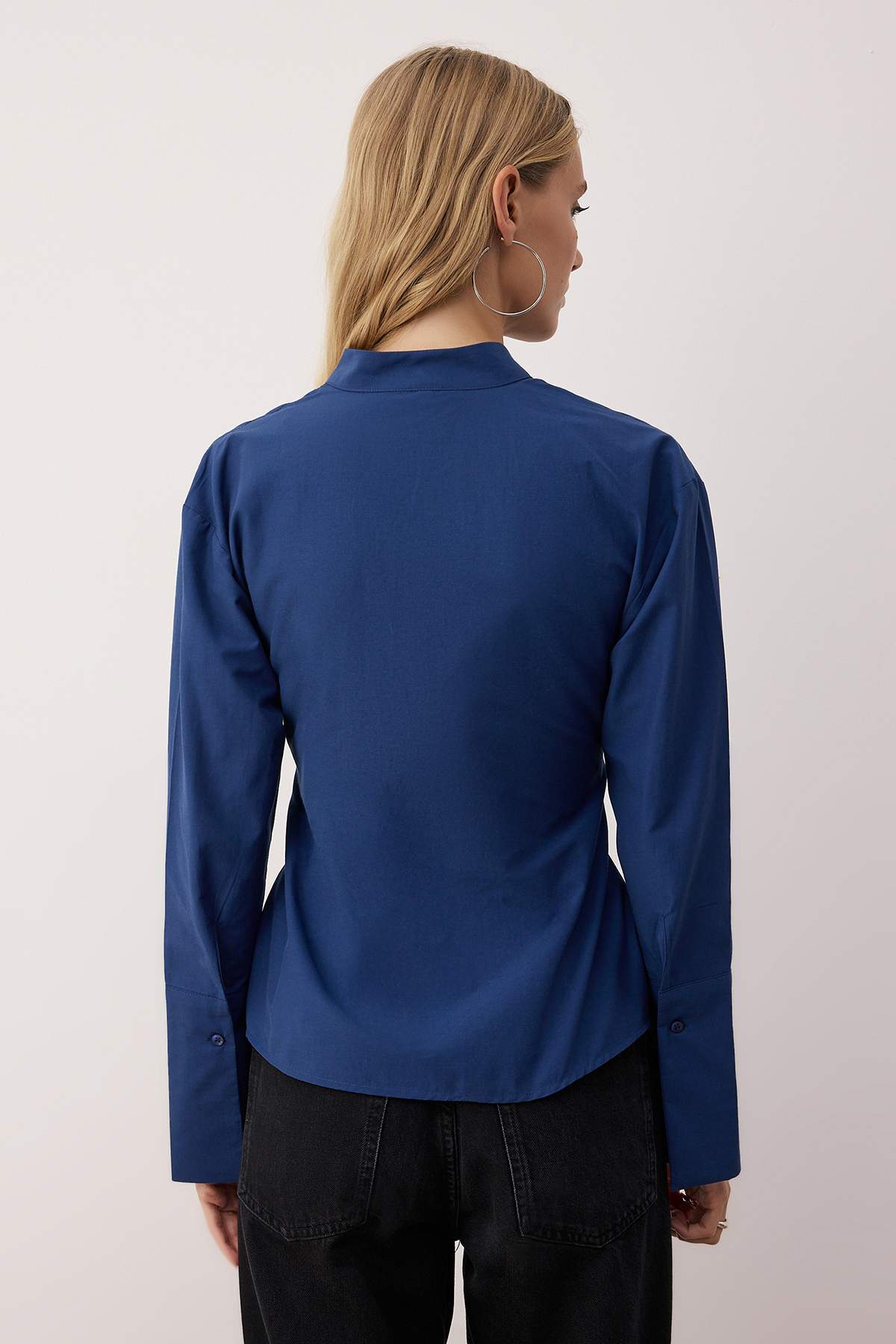 Trendyolmilla  Lacivert Kuşaklı Önü Çıtçıtlı Ayarlanabilir Gömlek TWOAW26GO00067 - Görsel 6