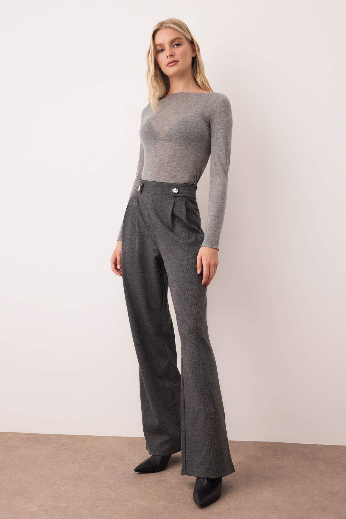 Trendyolmilla  Antrasit Diagonel Pileli Düğmeli Wide Leg/Geniş Paça Örme Pantolon TWOAW26PL00041 - Görsel 2