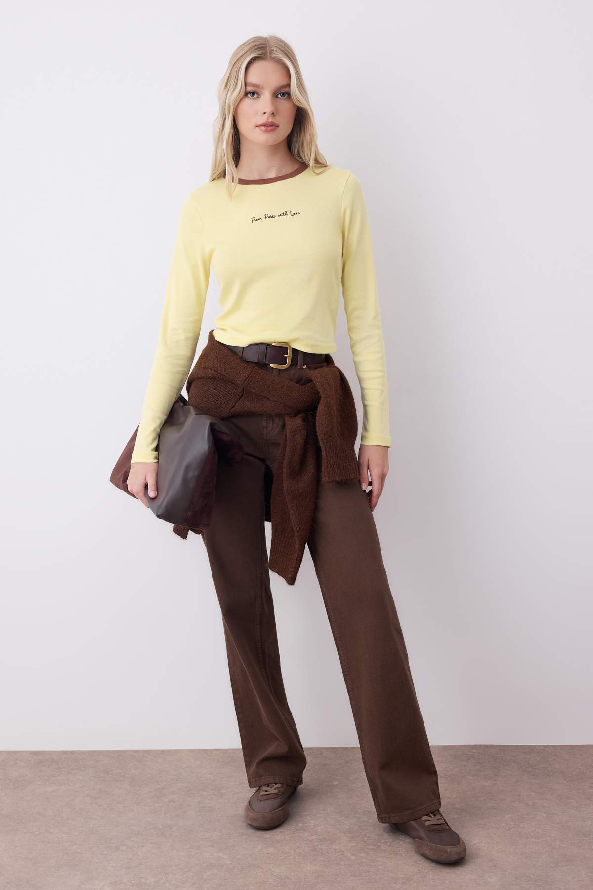 Trendyolmilla  Açık Sarı Nakışlı Fitted/Vücuda Oturan Kontrast Detaylı Örme T-Shirt TWOAW26TS00019 - Görsel 2