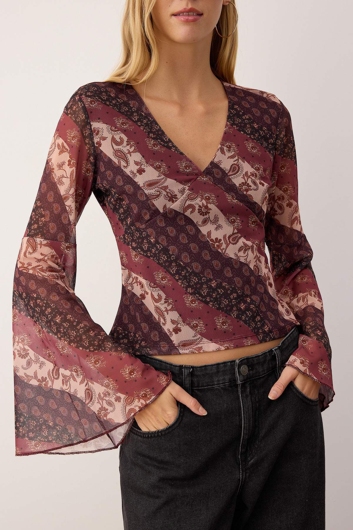 Trendyolmilla  Çok Renkli Boho/Boho Chic Baskılı V yaka İspanyol Kol Tül Esnek Örme Bluz TWOAW26BZ00239 - Görsel 3