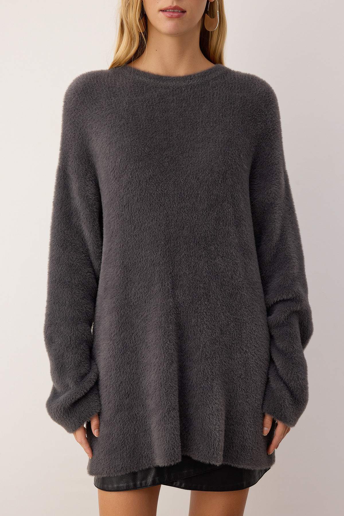 Trendyolmilla  Antrasit Geniş Kalıp Yumuşak Dokulu Triko Kazak TWOAW26KZ00207 - Görsel 3