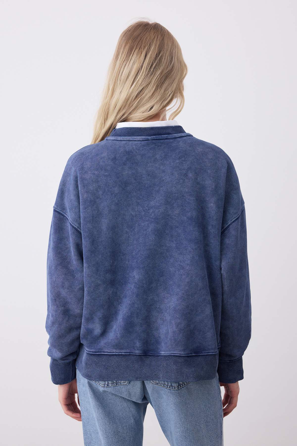 Trendyolmilla  Lacivert Eskitme/Soluk Efektli Oversize/Geniş Kalıp Kalın Örme Sweatshirt TWOAW26SW00066 - Görsel 4