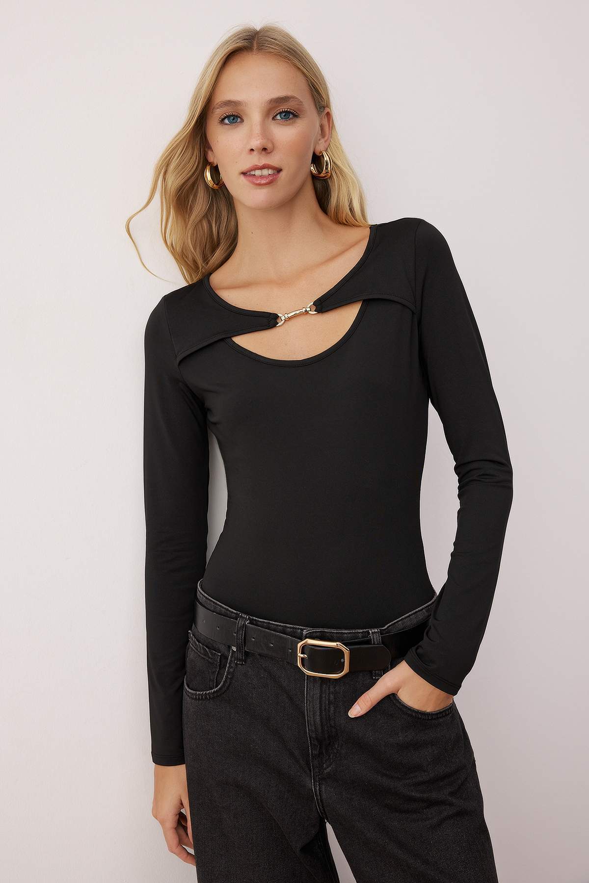 Trendyolmilla Siyah Fitted/Vücuda Oturan Aksesuar Detaylı Çıtçıtlı Esnek Örme Body TWOAW26BD00005