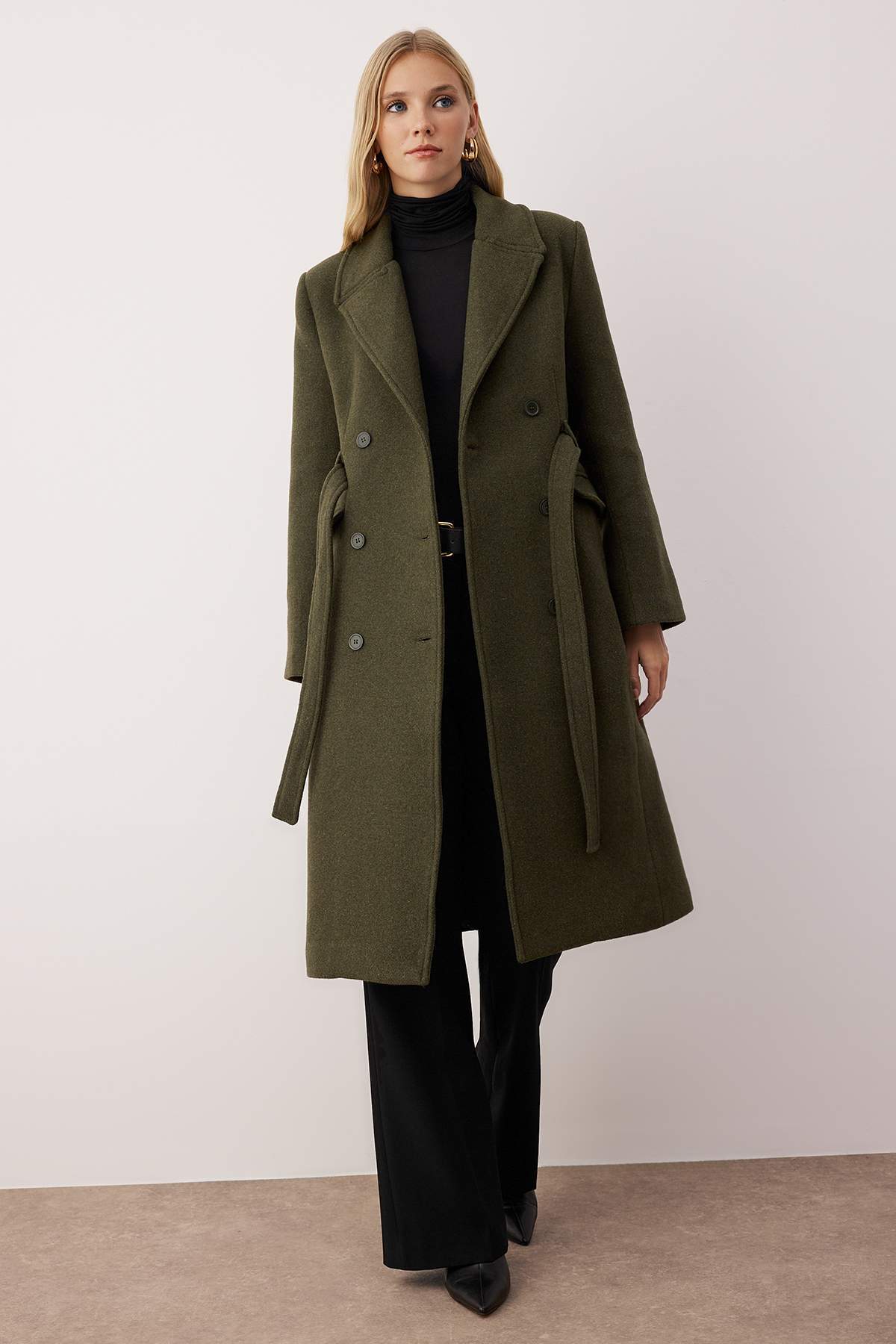 Trendyol Collection Khakifarbener, zweireihiger, langärmliger Kaschmirmantel aus Wolle mit Gürtel TWOAW26KB00055