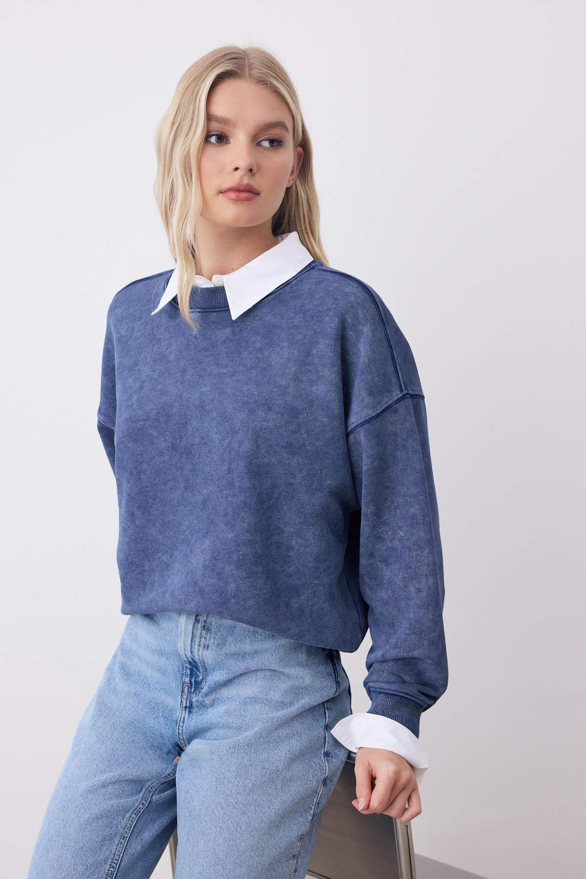Trendyolmilla  Lacivert Eskitme/Soluk Efektli Oversize/Geniş Kalıp Kalın Örme Sweatshirt TWOAW26SW00066