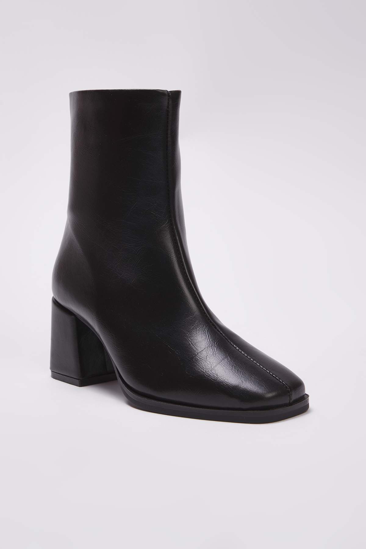 TRENDYOL SHOES Чорні жіночі черевики на підборах з квадратним носком
TAKAW26BO00069