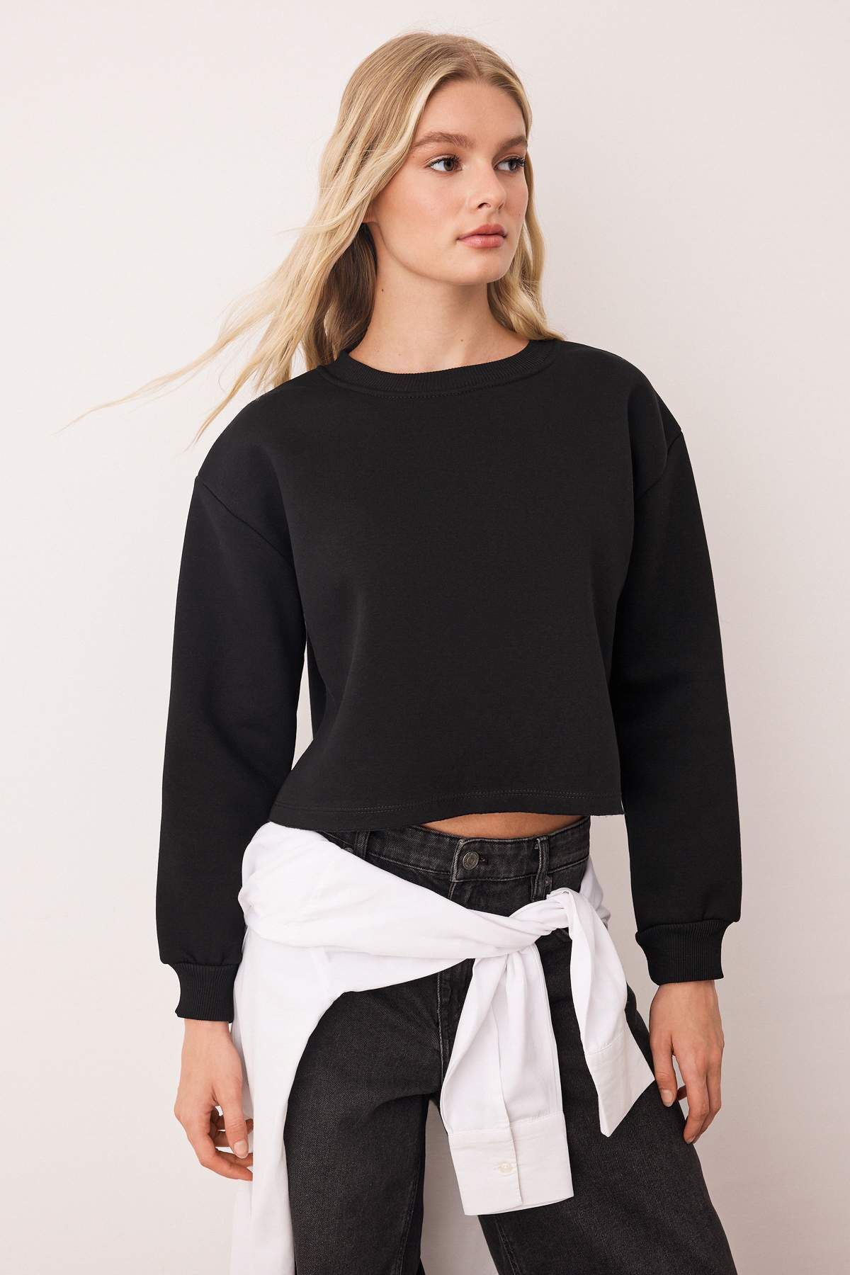 Trendyolmilla  Siyah Kalın İçi Polarlı Bisiklet Yaka Crop Örme Sweatshirt TWOAW26SW00093