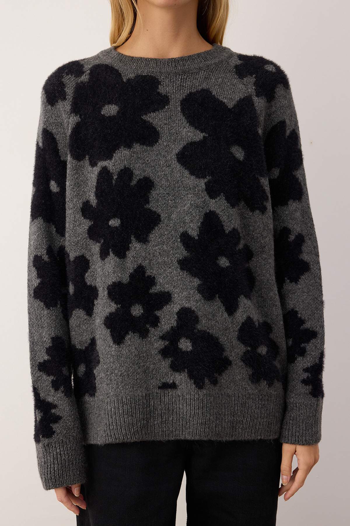 Trendyolmilla  Antrasit Geniş Kalıp Yumuşak Dokulu Sakal İplik Triko Kazak TWOAW26KZ00217 - Görsel 3