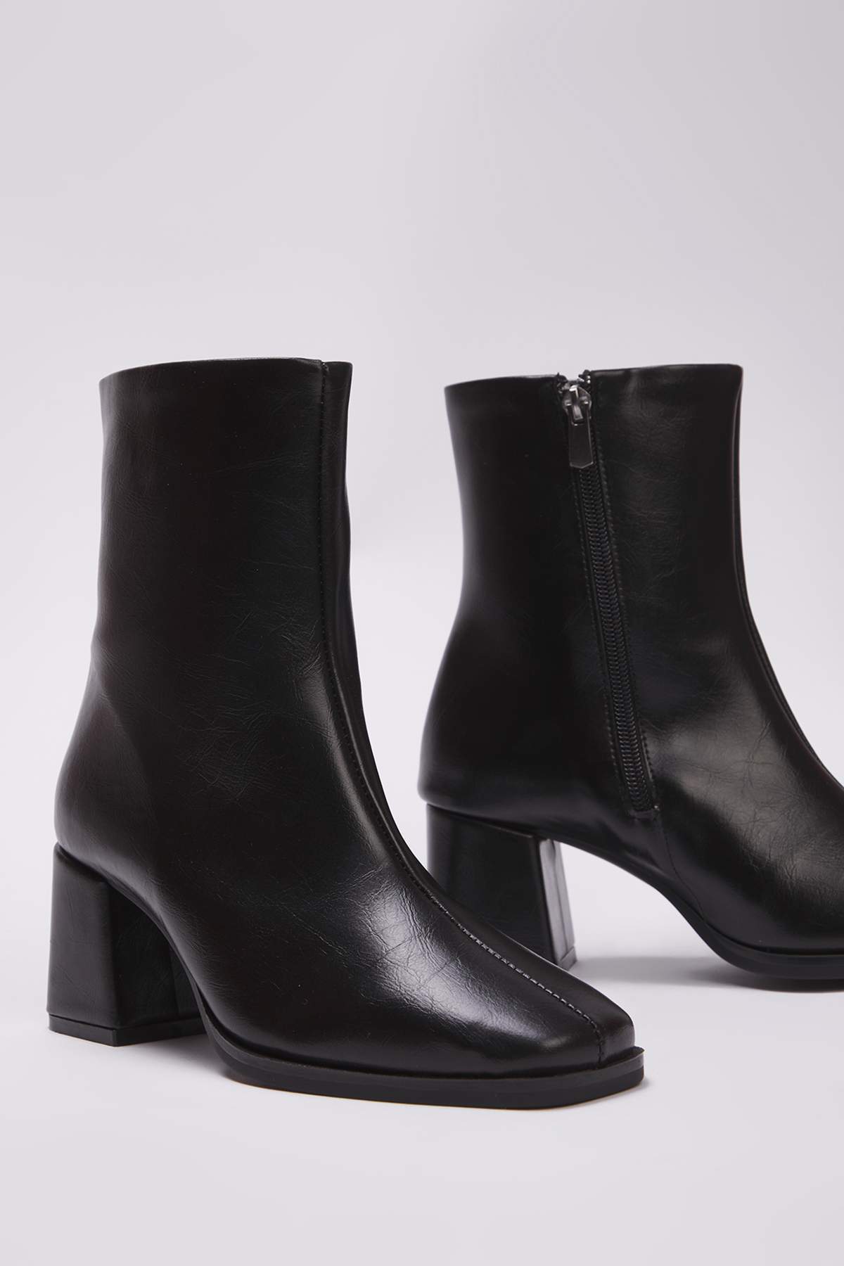 TRENDYOL SHOES Чорні жіночі черевики на підборах з квадратним носком
TAKAW26BO00069